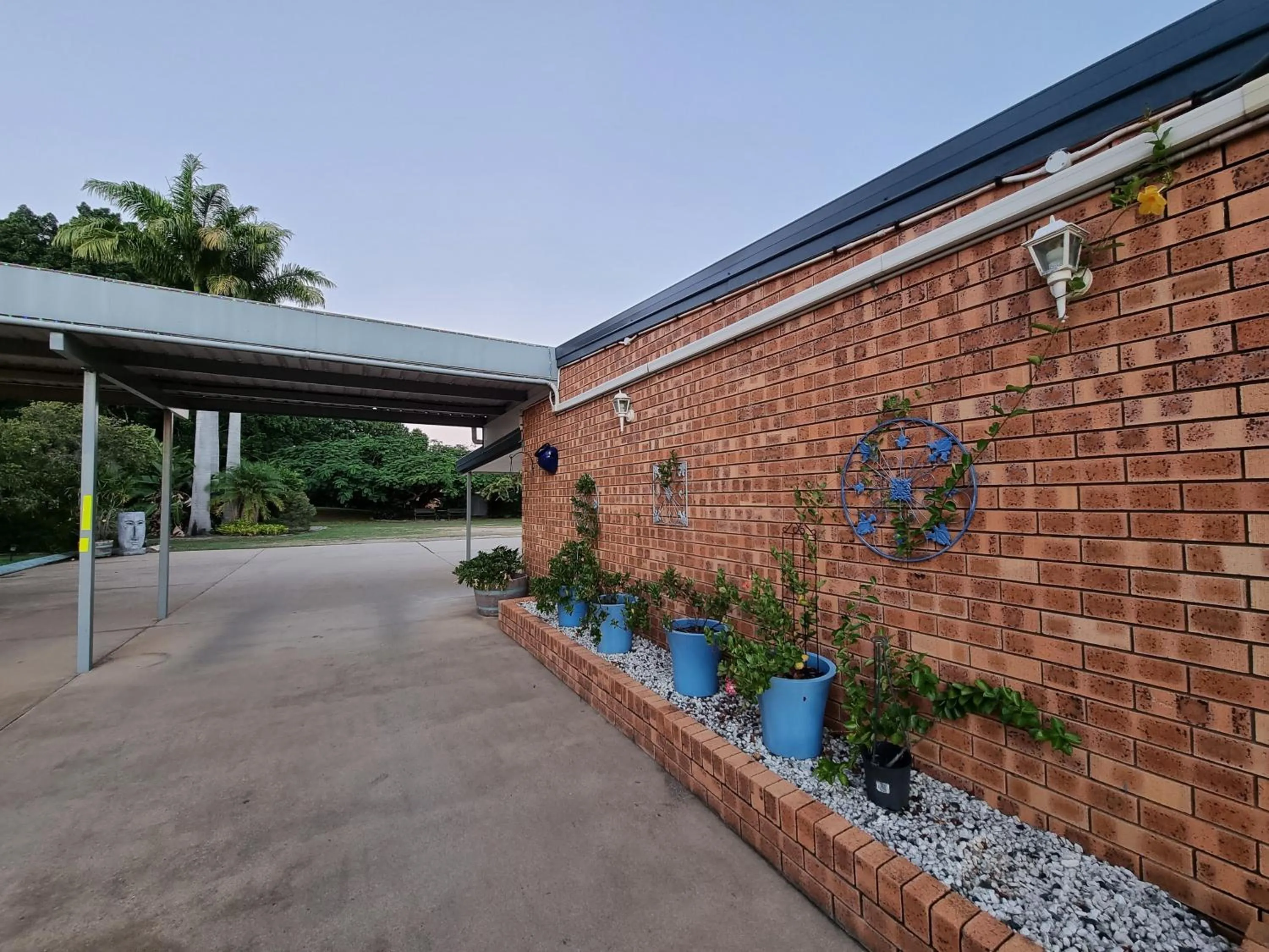 Facade/entrance in Benaraby Hilltop MotorInn