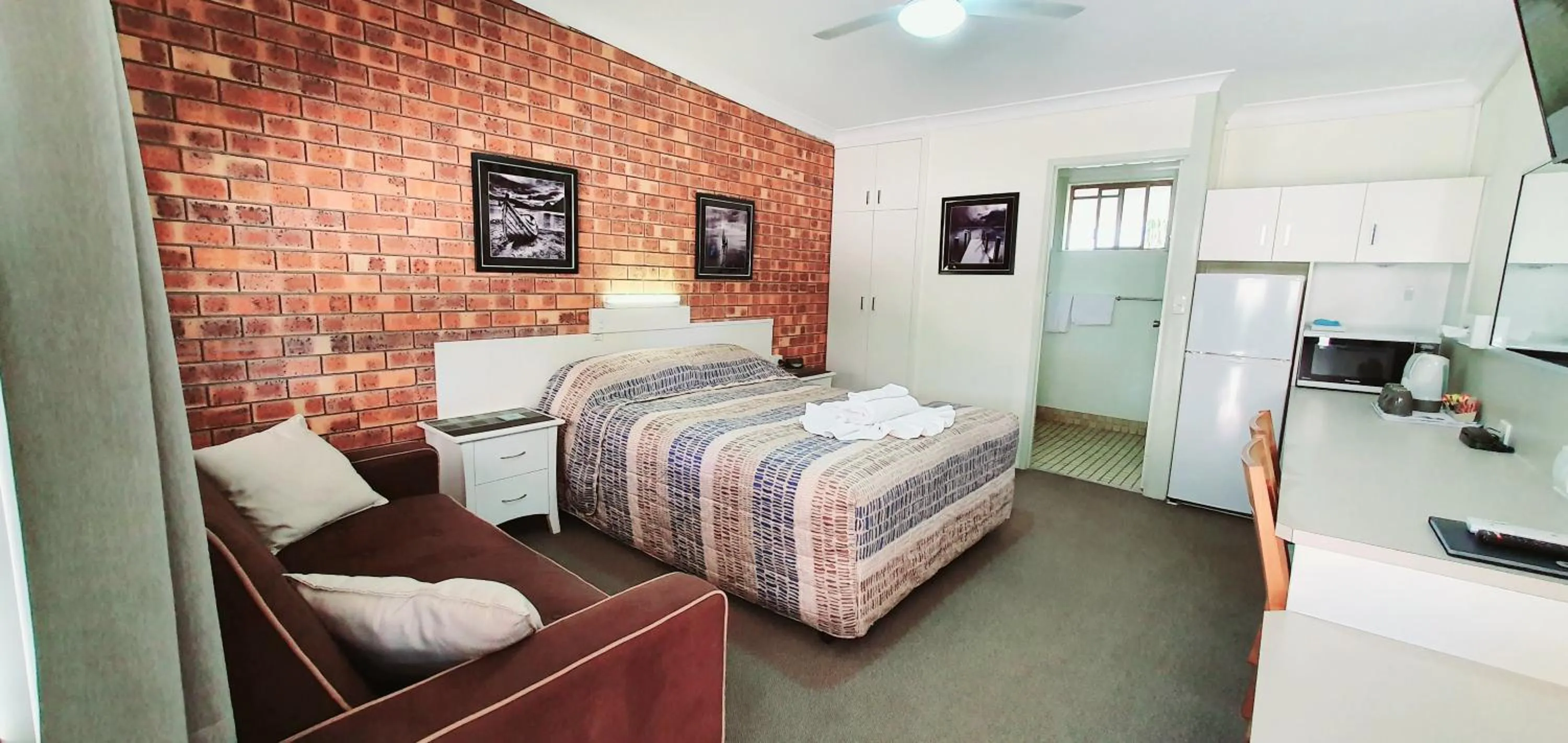 Photo of the whole room, Bed in Benaraby Hilltop MotorInn