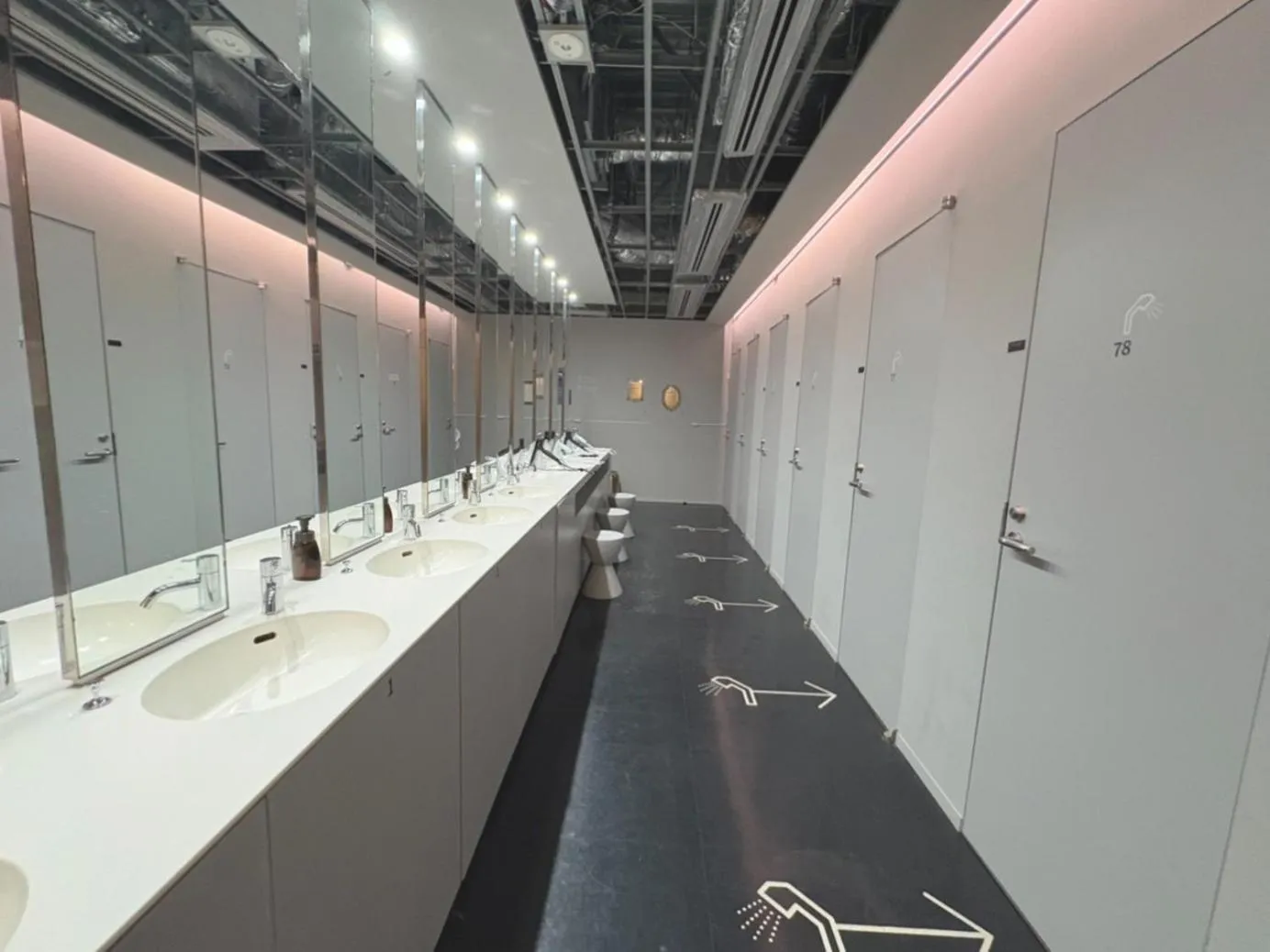 Bathroom in Rembrandt Cabin Shinjuku Shin-Okubo