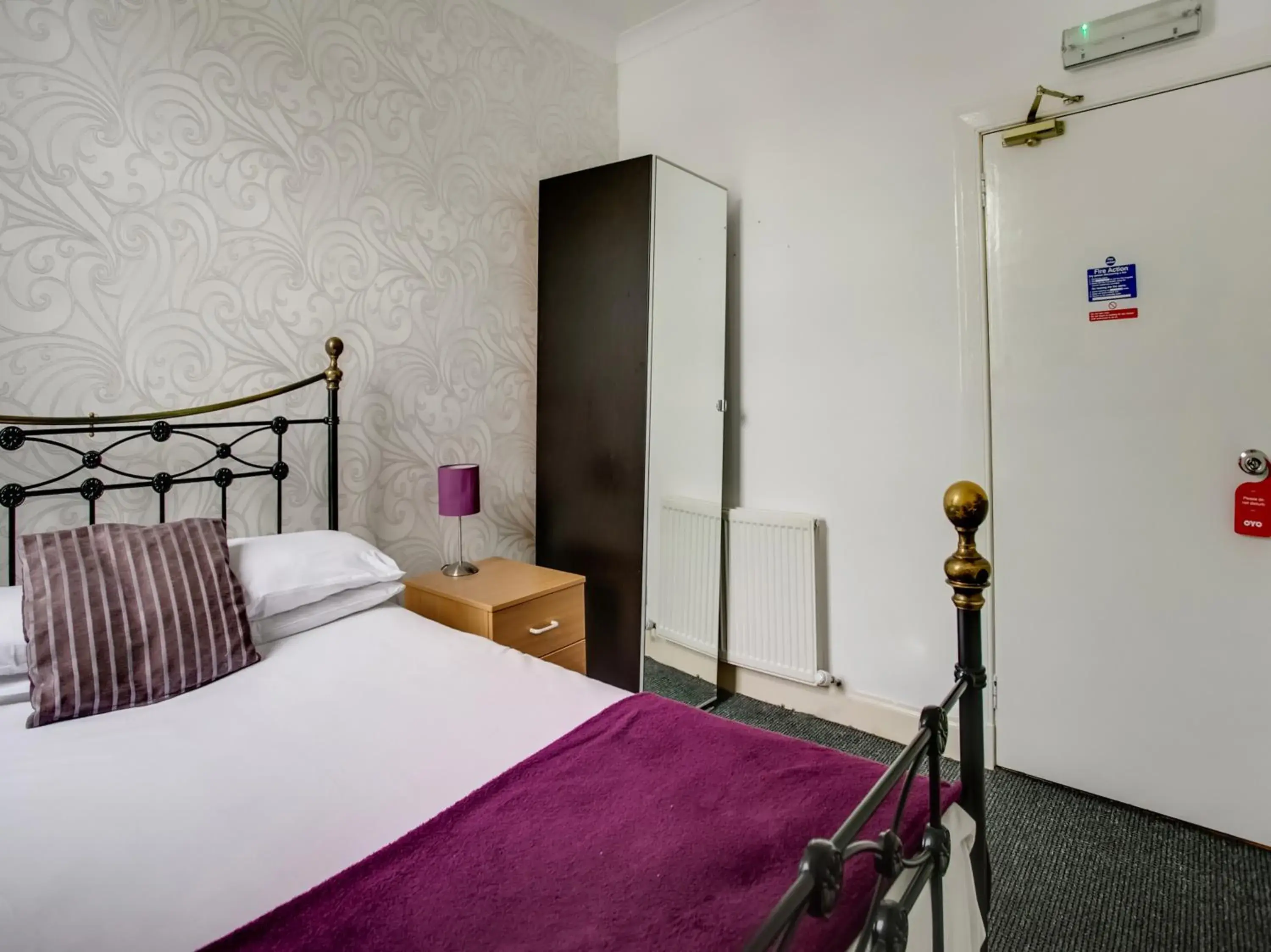 Small Double Room in OYO Gin House Hotel Small Double Room in OYO Gin House Hotel