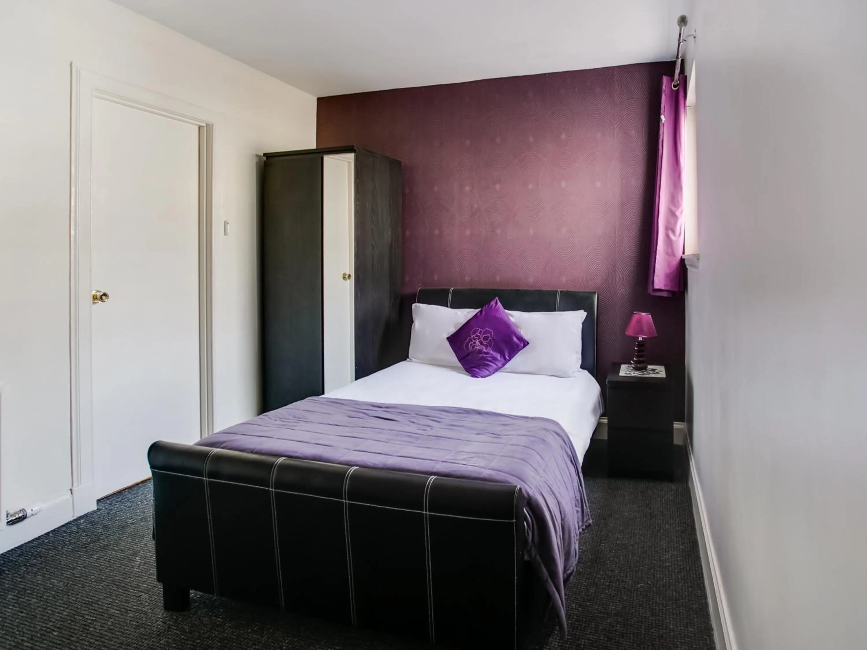 Bedroom, Bed in OYO Gin House Hotel