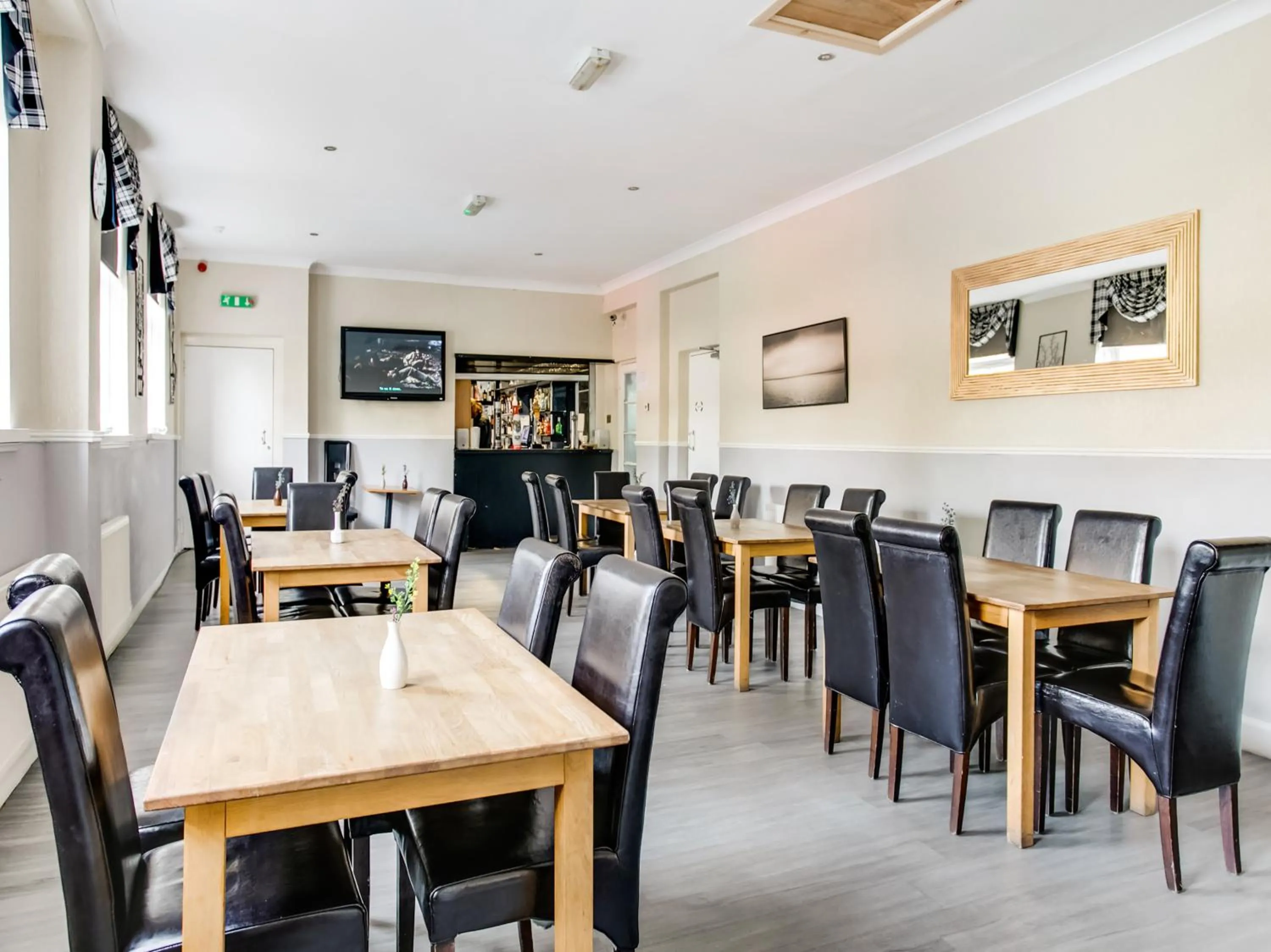 Restaurant/places to eat in OYO Gin House Hotel