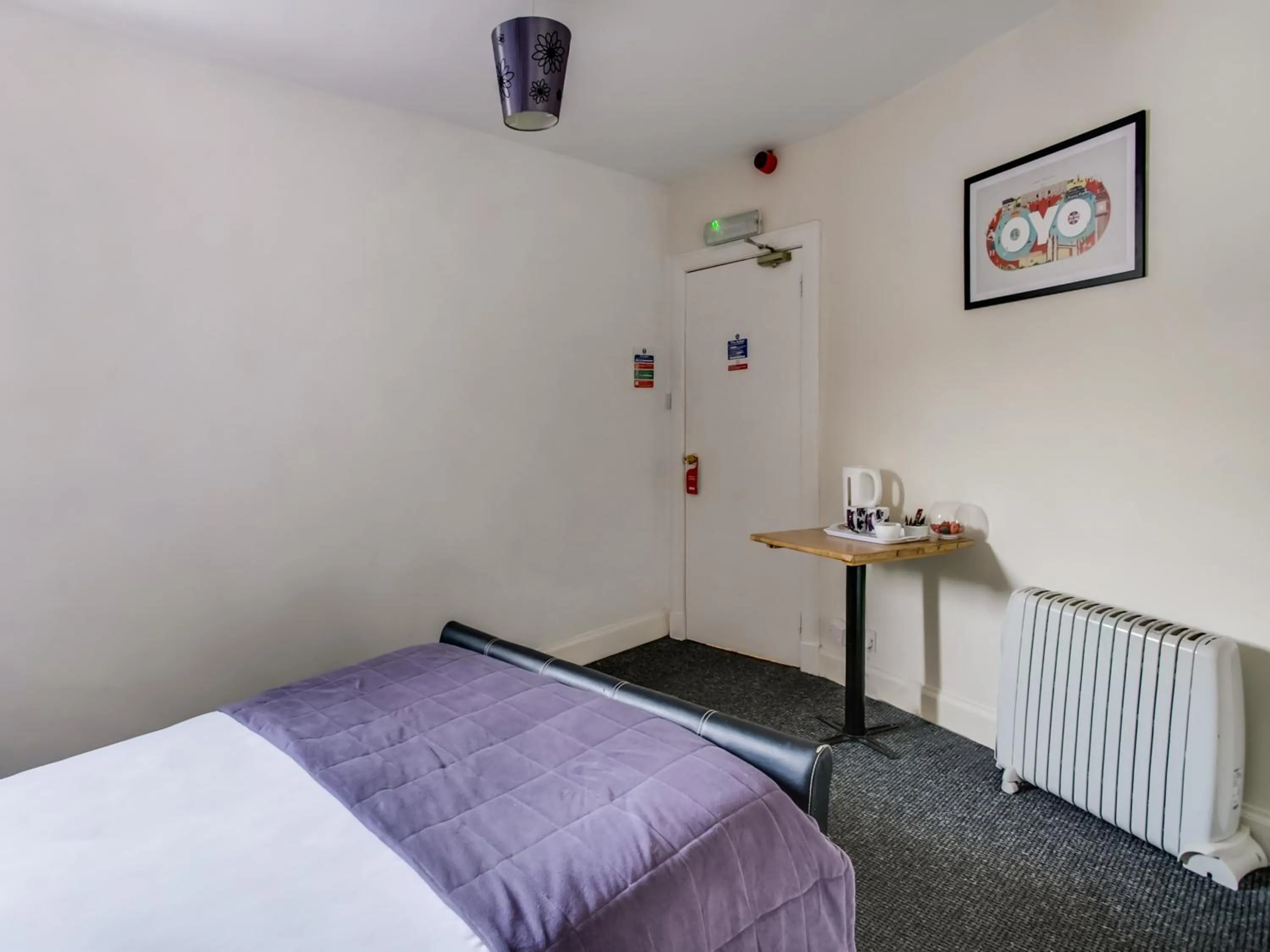 Bedroom, Bed in OYO Gin House Hotel