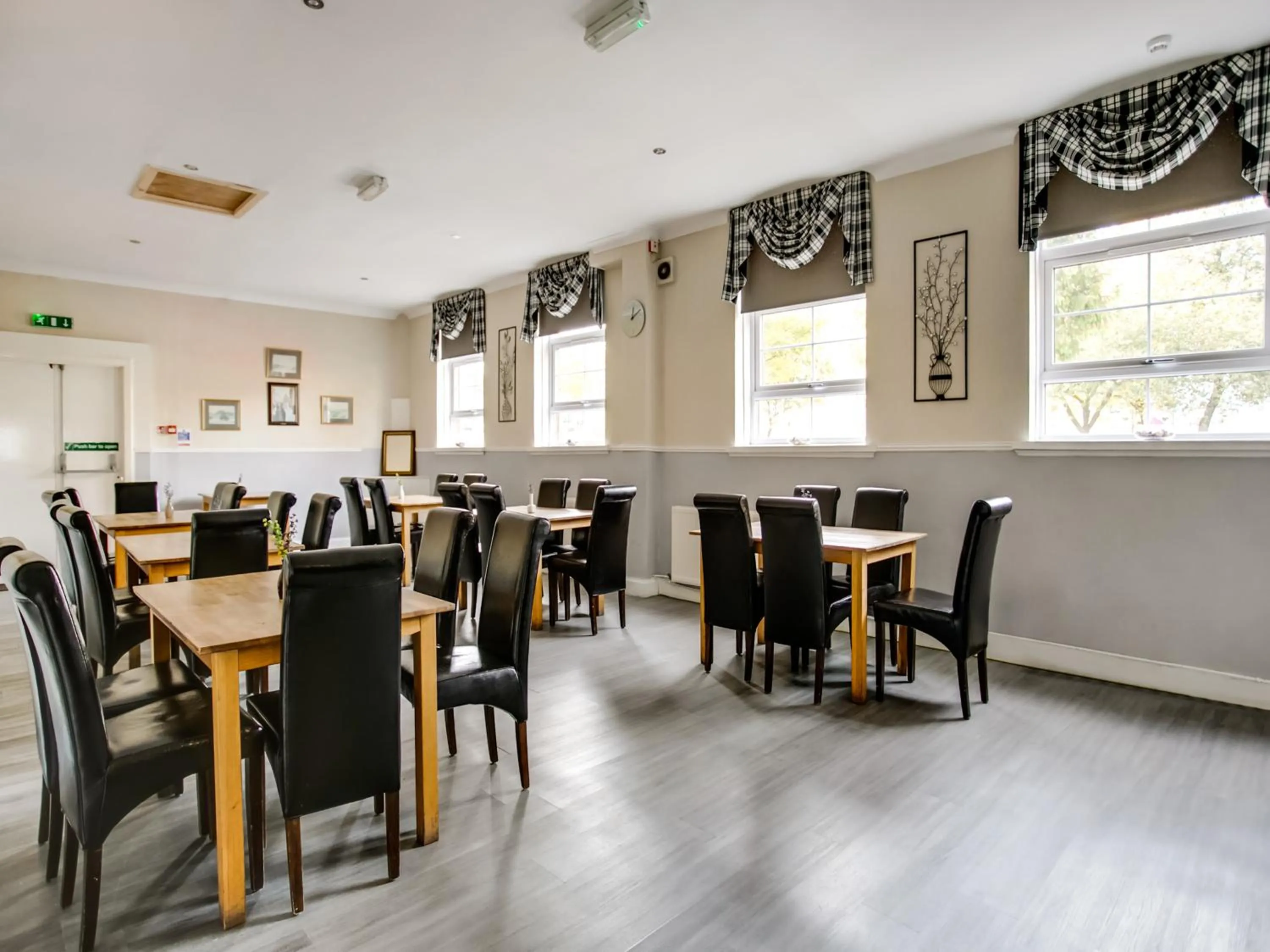 Restaurant/places to eat in OYO Gin House Hotel