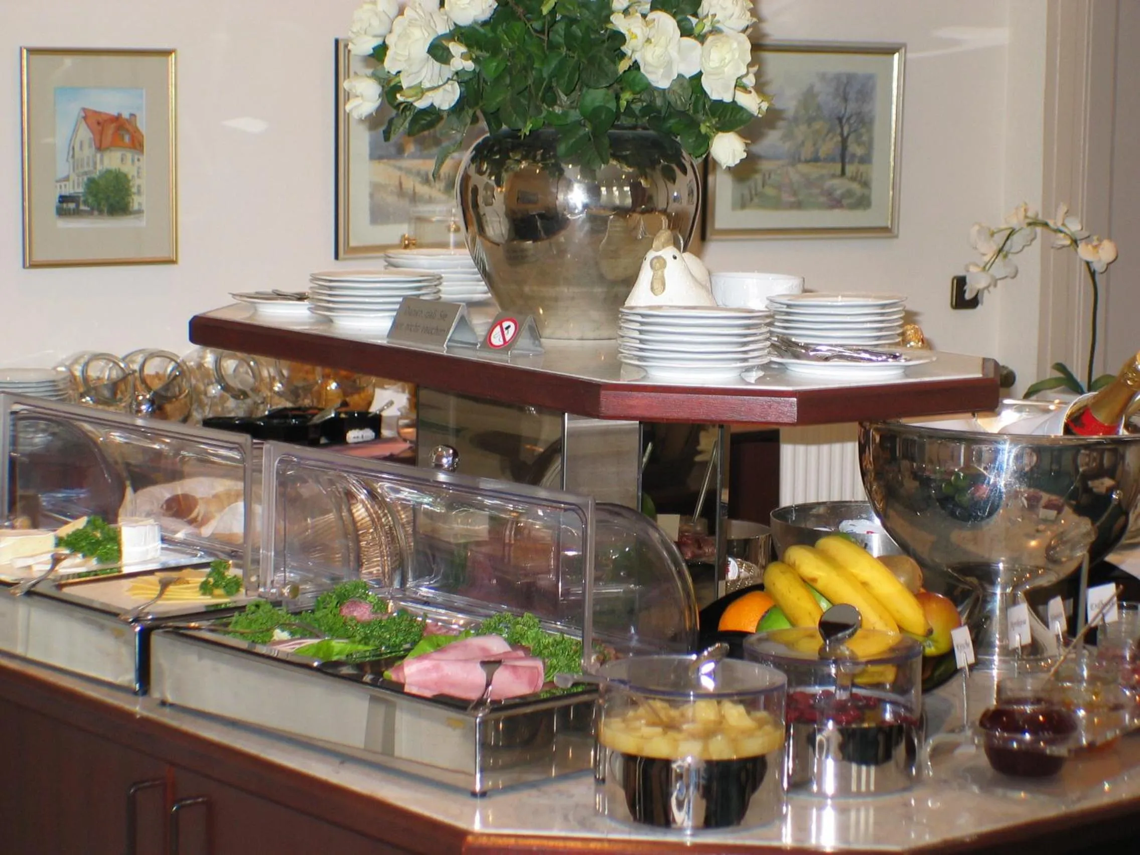 Restaurant/places to eat in Astoria Hotel