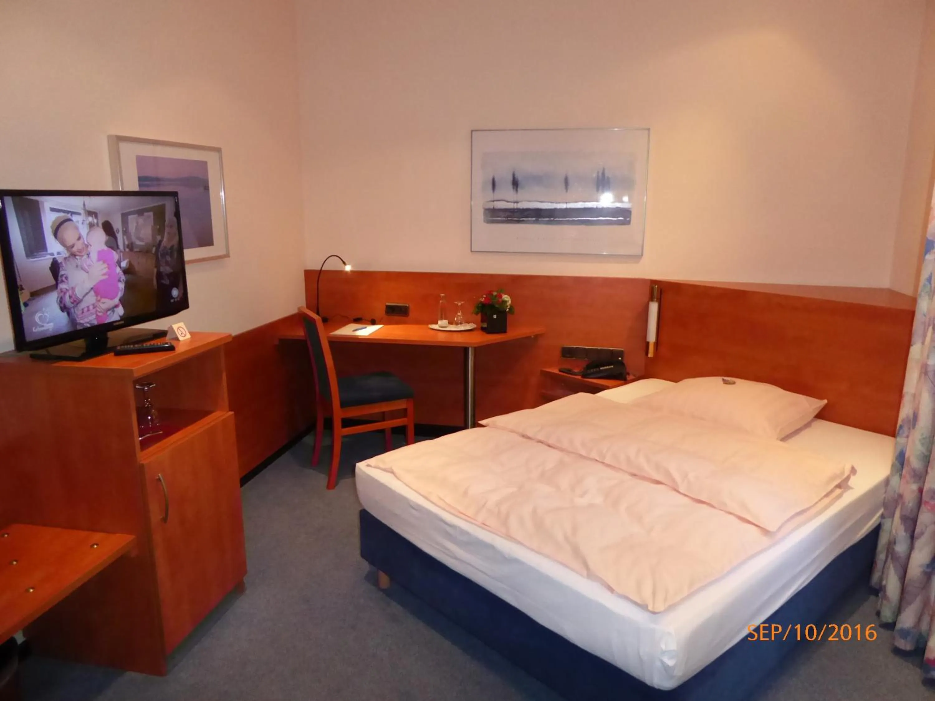 Photo of the whole room, Bed in Astoria Hotel