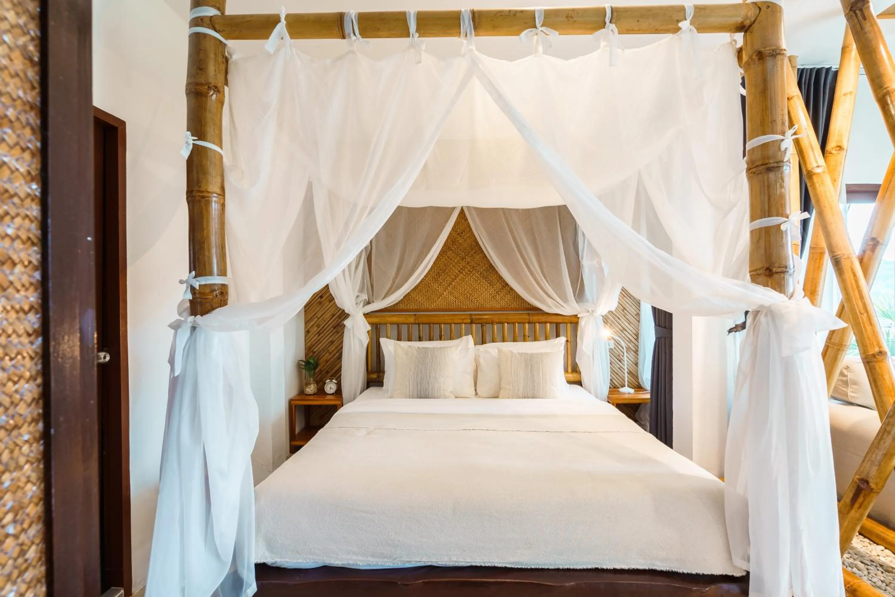 Bed in Baan Phuvara Retreat - Romantic Jacuzzi Mountain View Villas