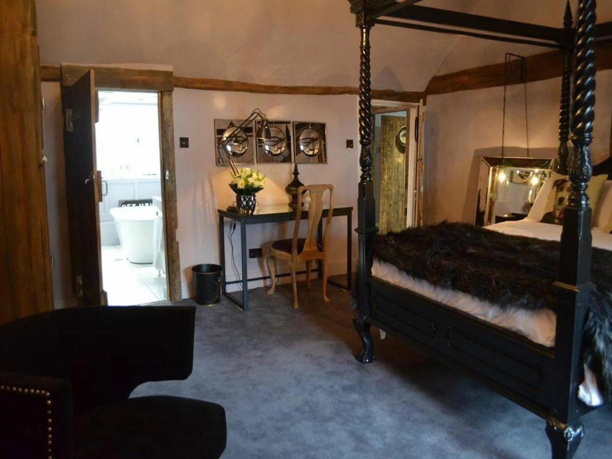 Photo of the whole room, Bed in The Black Horse Fulmer