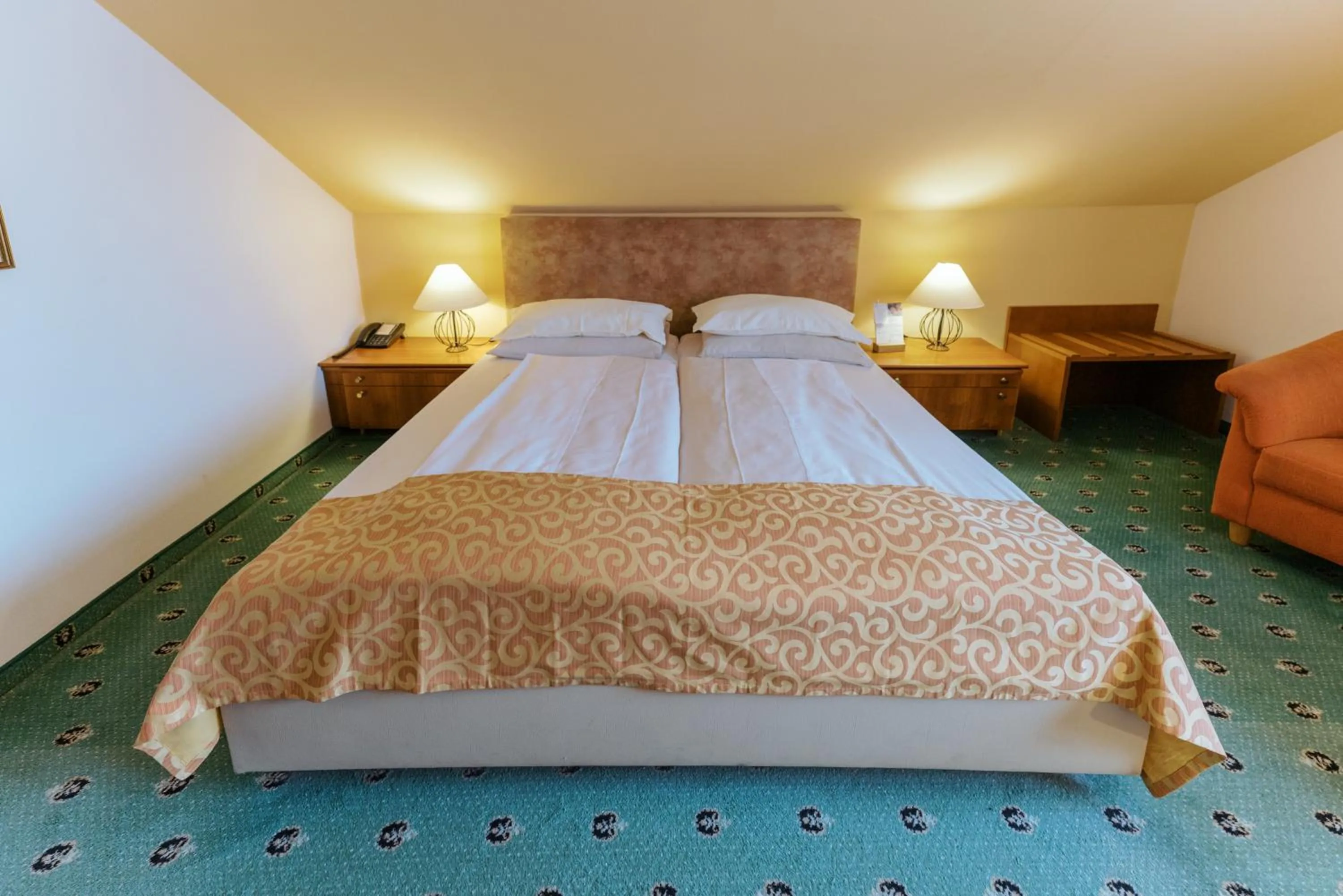 Bed in Garten-Hotel Ochensberger