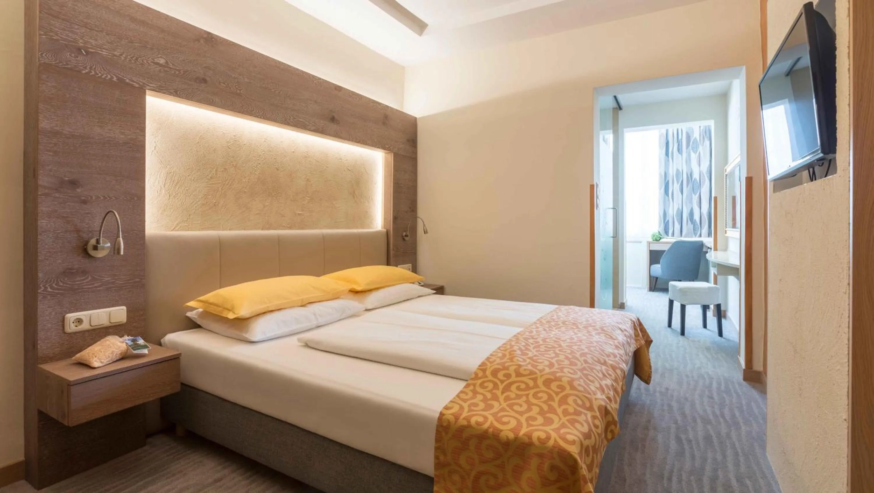 Photo of the whole room, Bed in Garten-Hotel Ochensberger