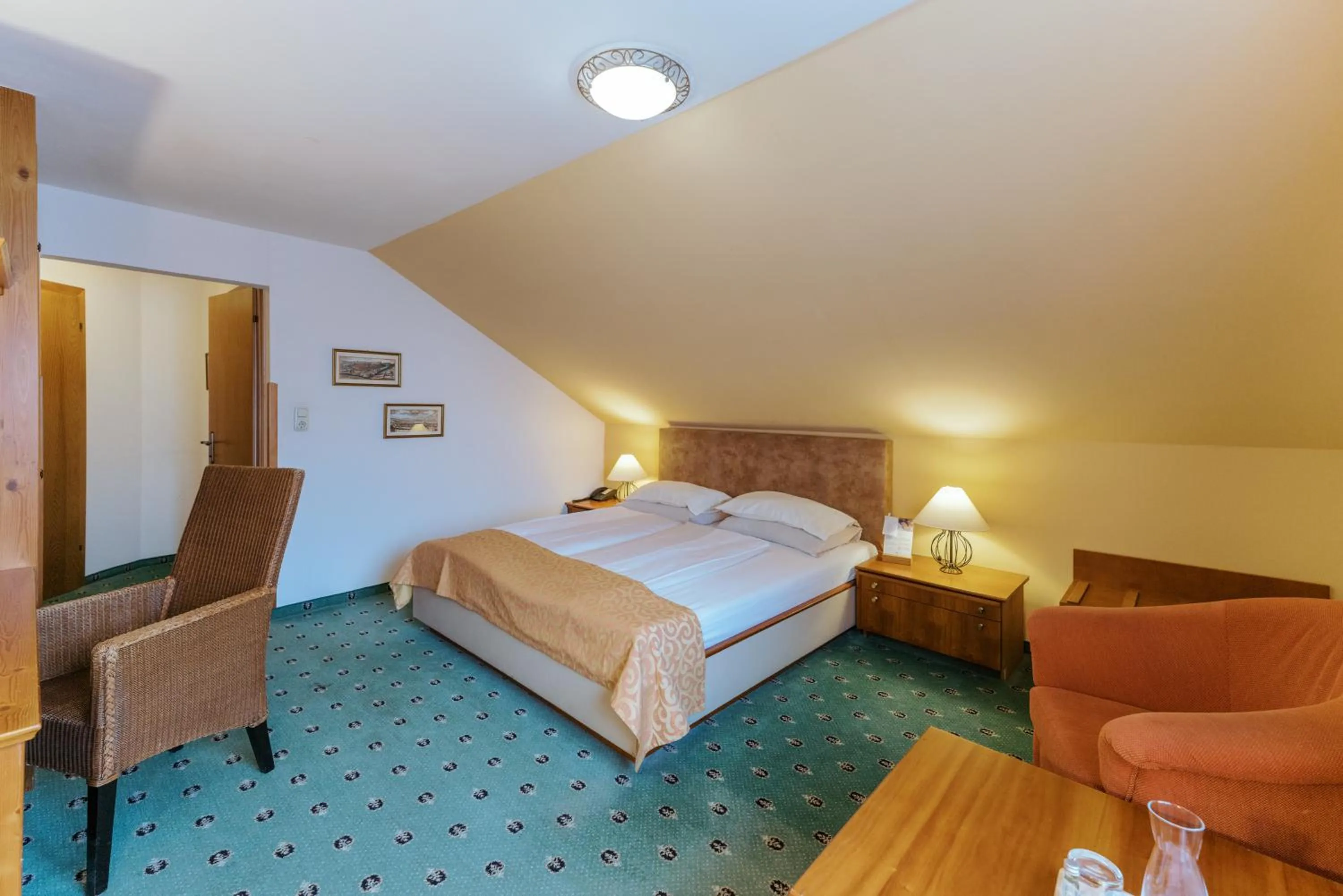 Bed in Garten-Hotel Ochensberger