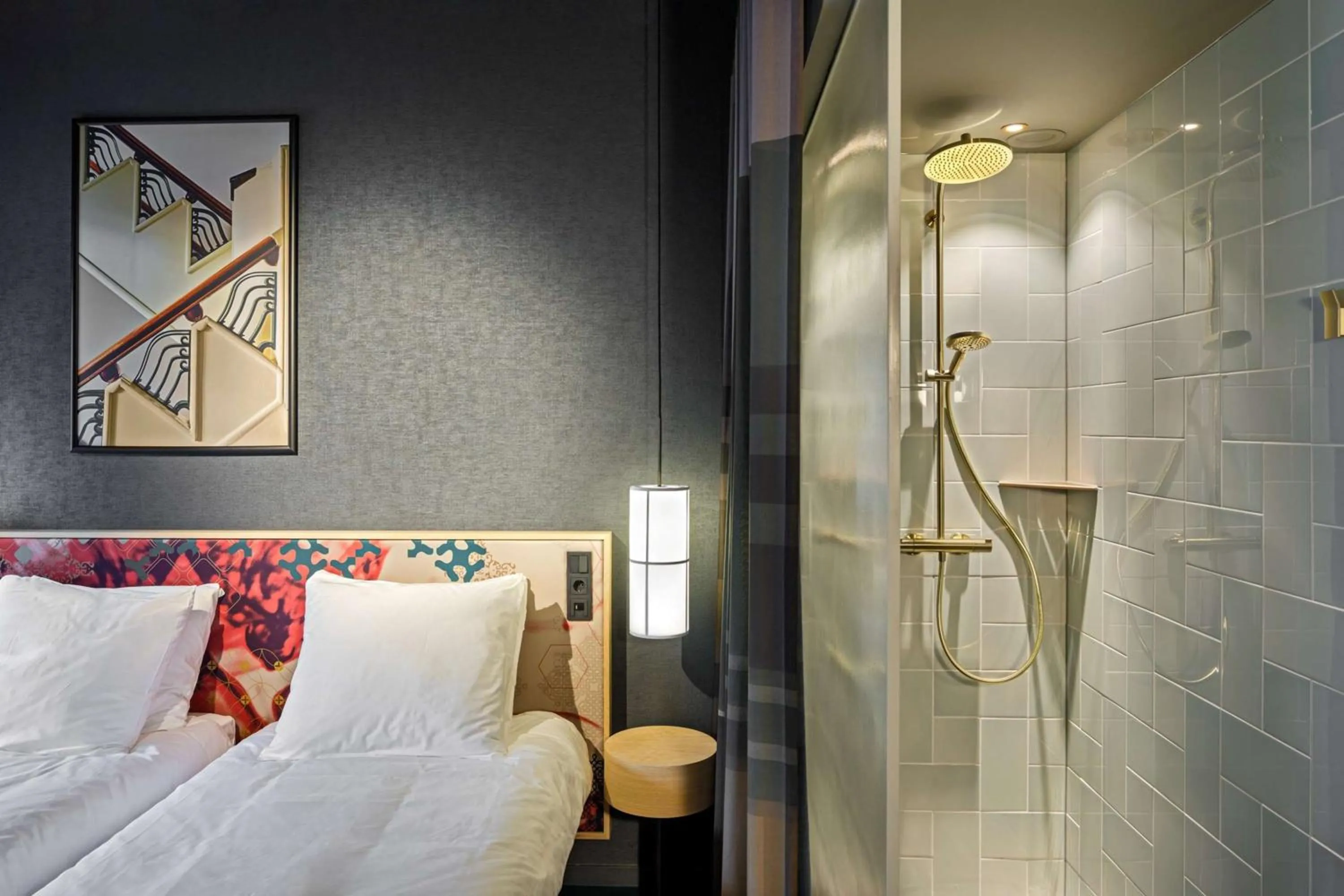 Shower, Bed in The Florian Amsterdam Schiphol Airport, WorldHotels Crafted