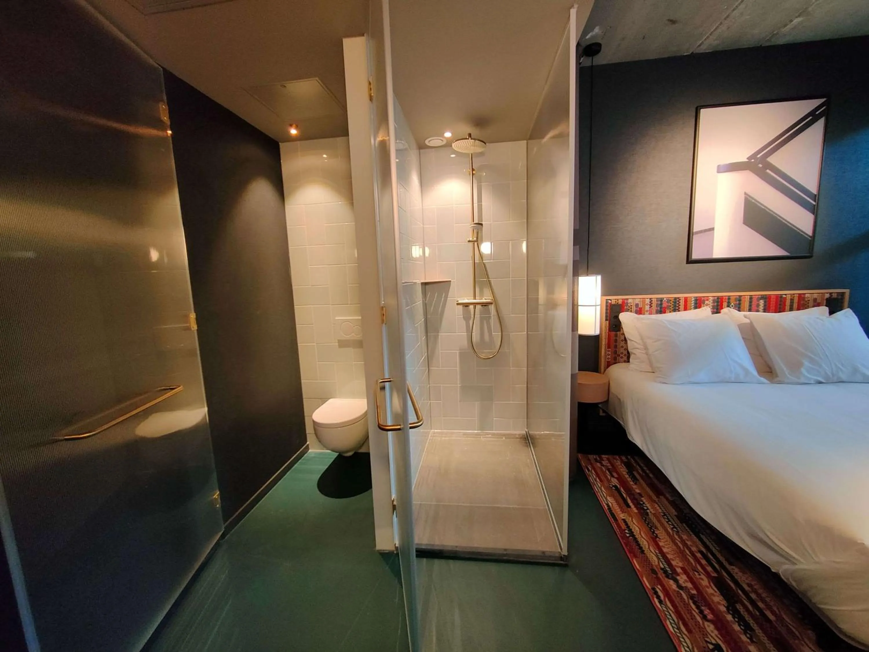 Bathroom, Bed in The Florian Amsterdam Schiphol Airport, WorldHotels Crafted