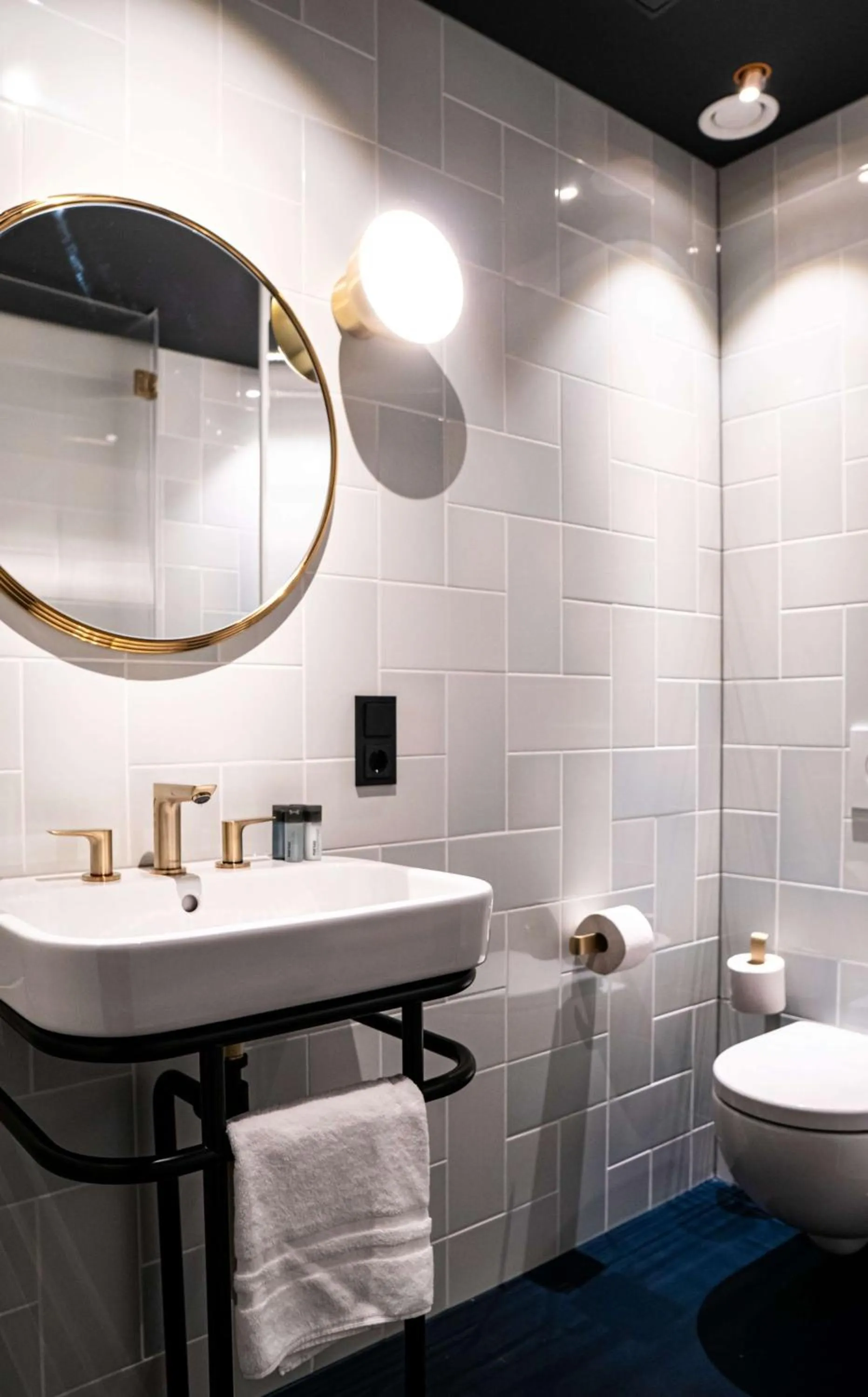Bathroom in The Florian Amsterdam Schiphol Airport, WorldHotels Crafted