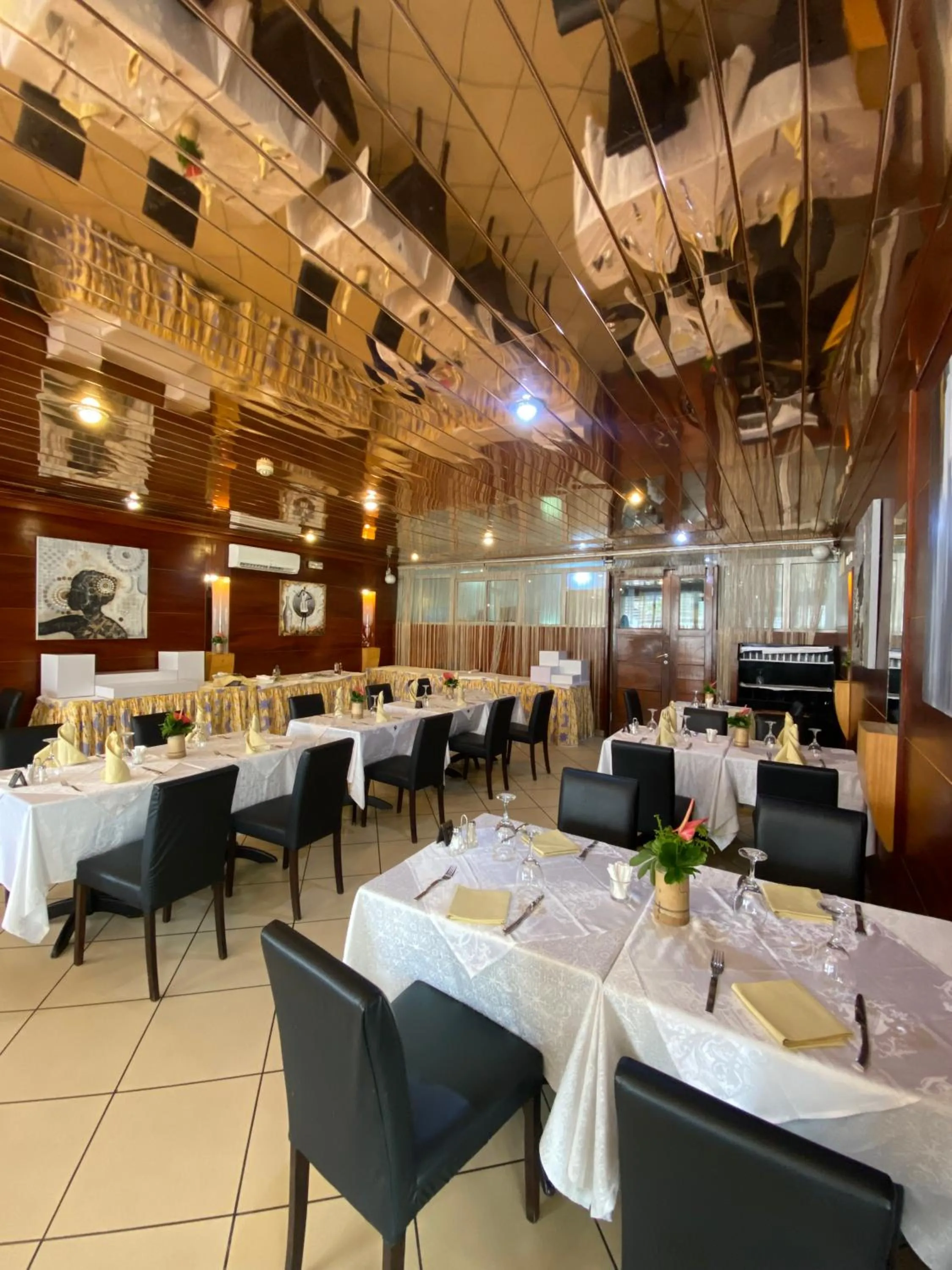 Restaurant/places to eat in Bano Palace Hotel