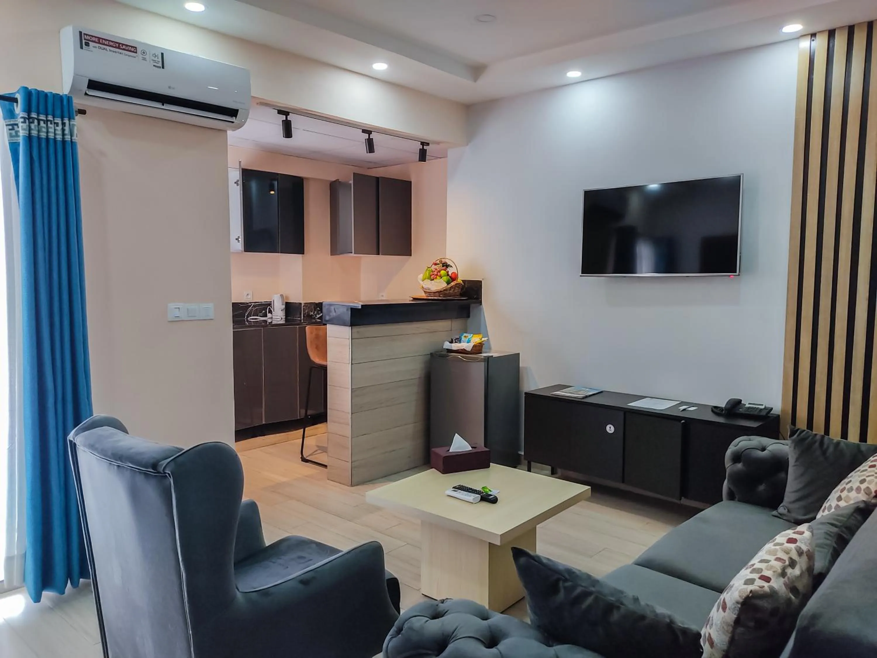 Communal lounge/ TV room in Bano Palace Hotel