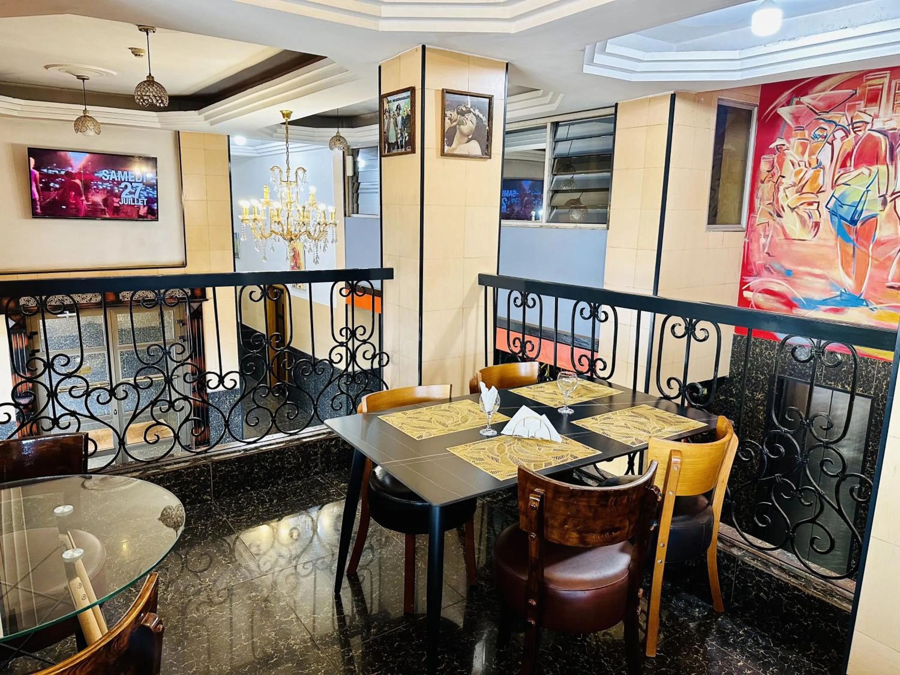 Restaurant/places to eat in Yaahot