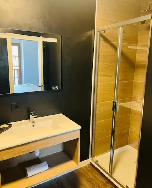 Shower in Hôtel du Château - Beynac et Cazenac