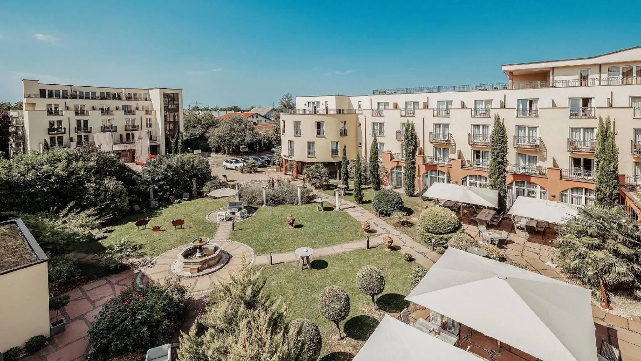 Property building in Hotel Villa Toskana