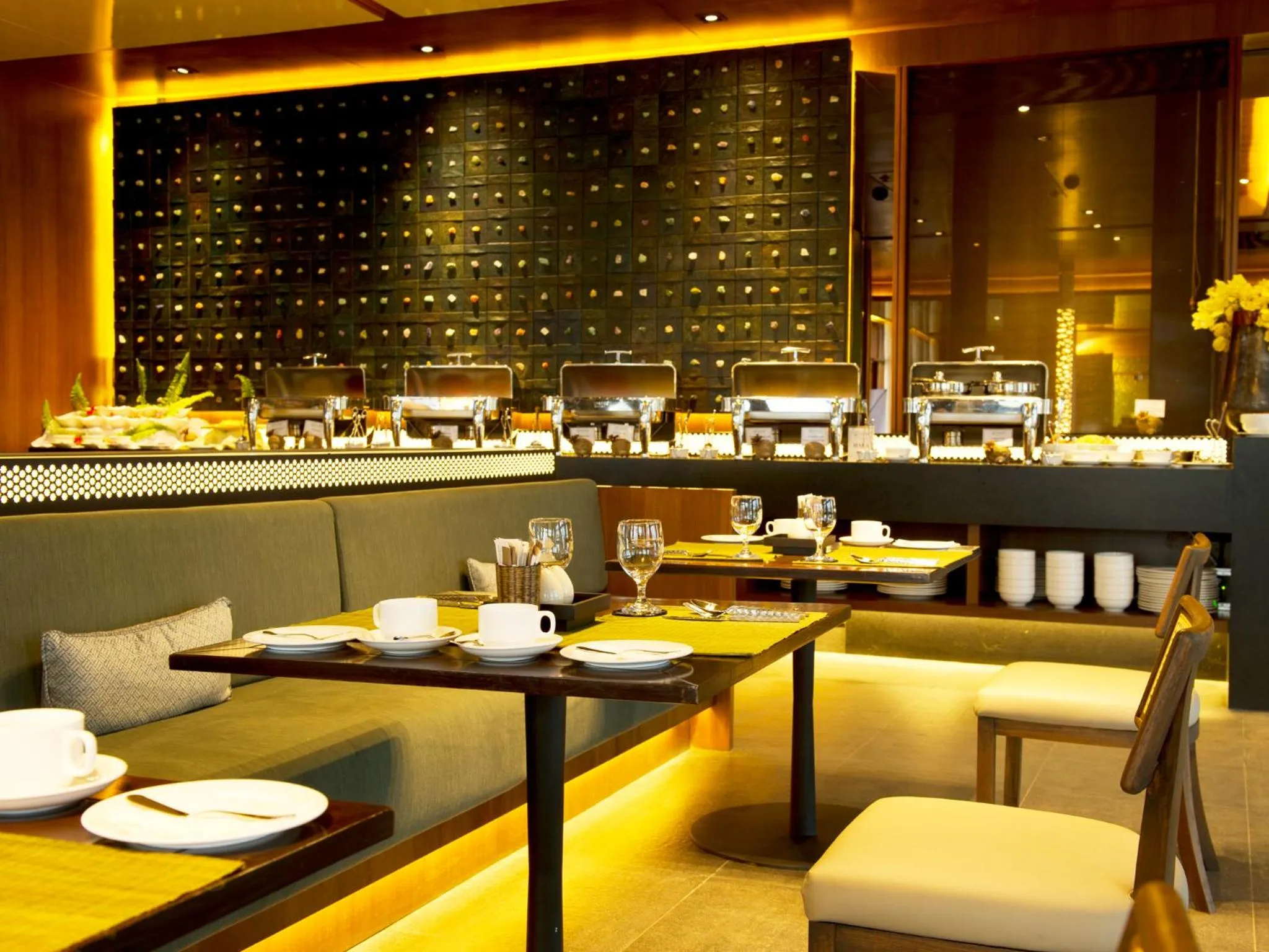 Restaurant/places to eat in Emerald Palace Hotel