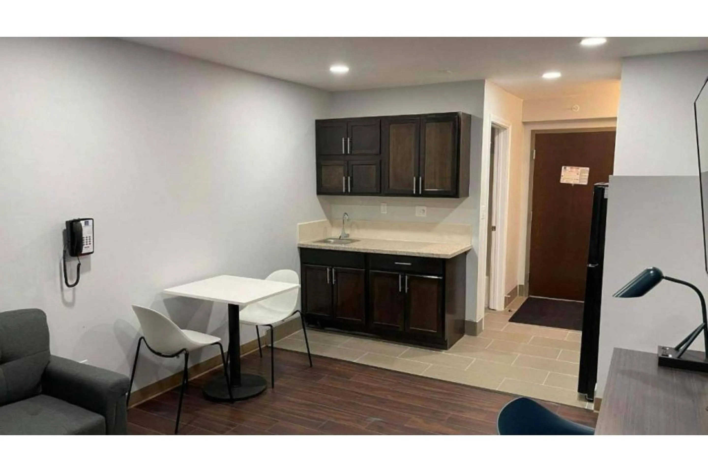 Area and facilities in Studio 6 Peoria IL