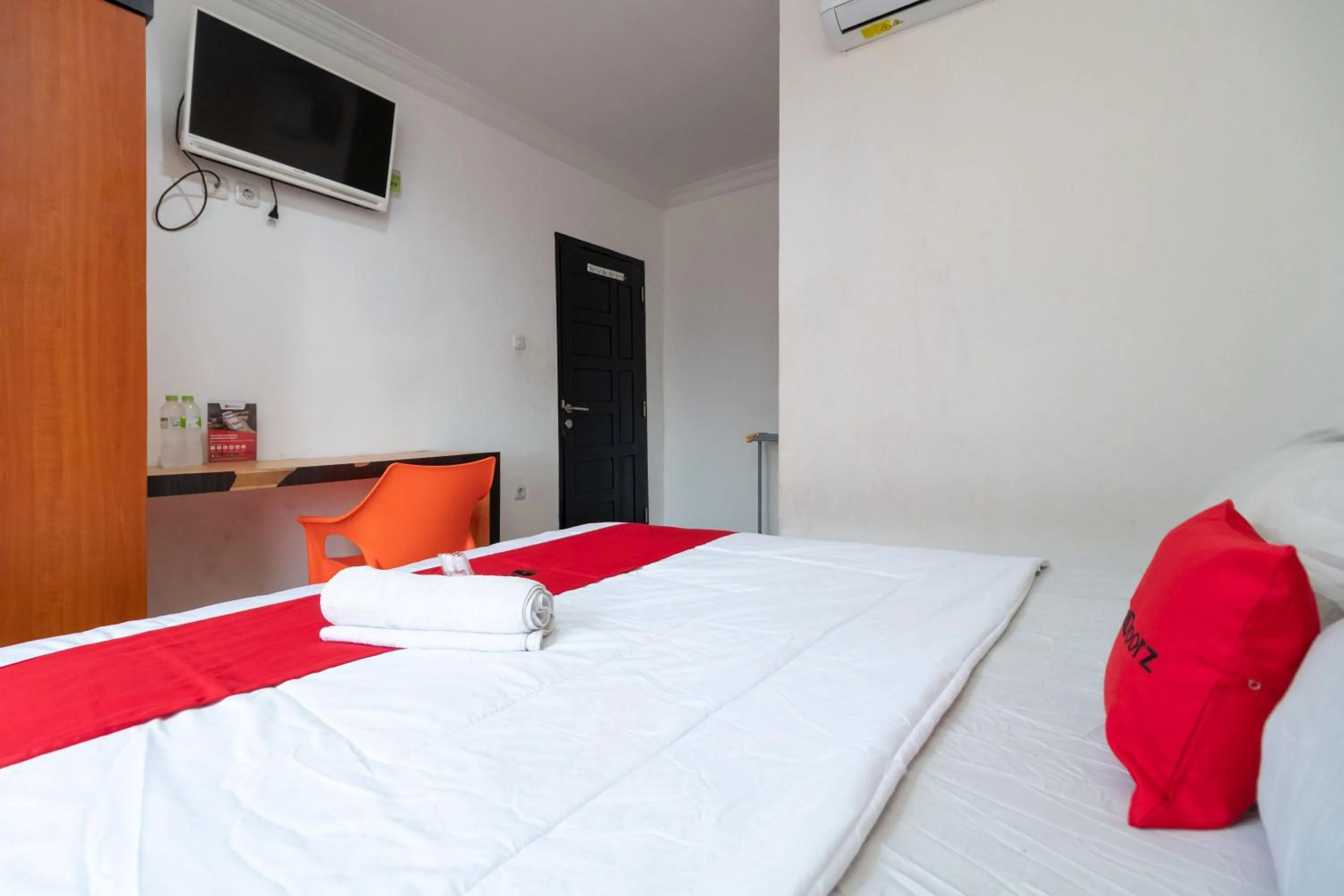 Bedroom, Bed in RedDoorz near RSIA Andini Pekanbaru
