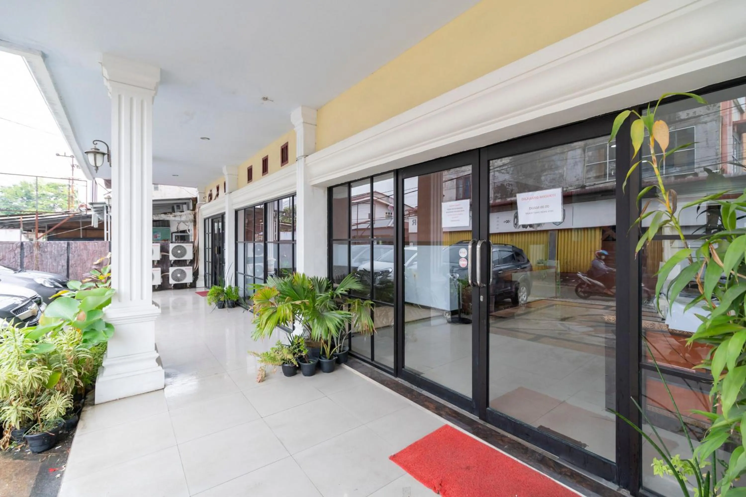 Facade/entrance in RedDoorz near RSIA Andini Pekanbaru