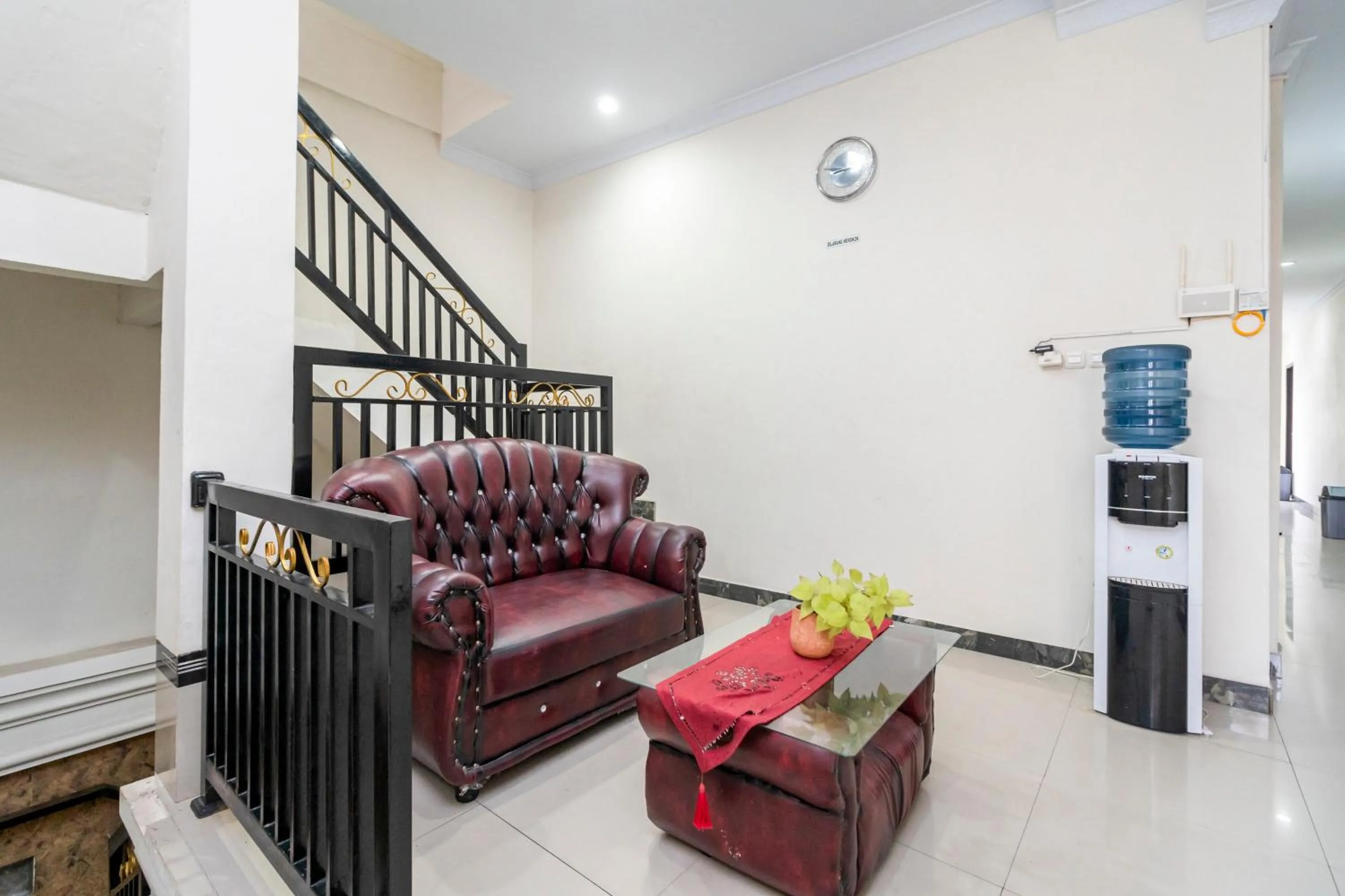 Seating area in RedDoorz near RSIA Andini Pekanbaru