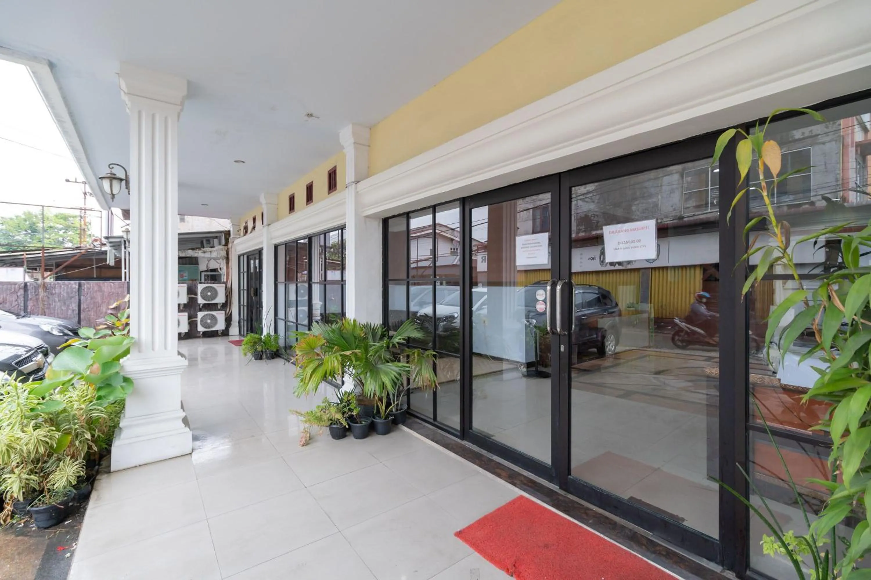 Property building in RedDoorz near RSIA Andini Pekanbaru