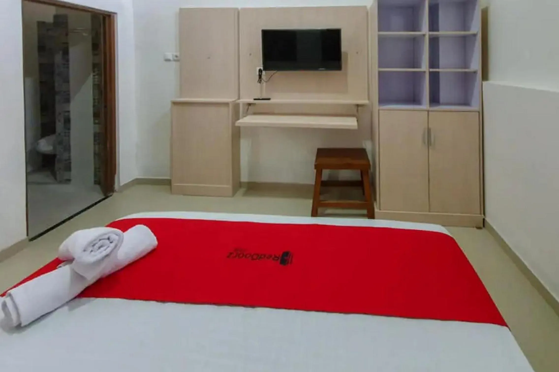 Bedroom, Bed in RedDoorz near Stasiun Purwosari