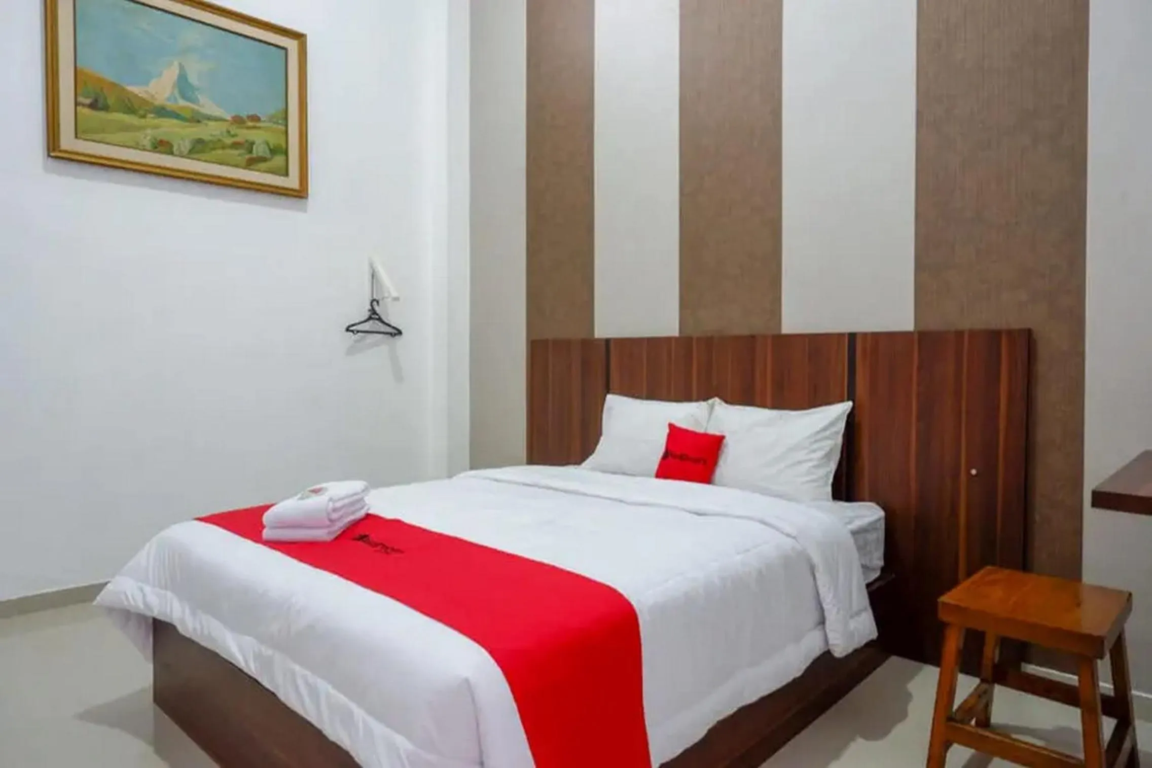 Bedroom, Bed in RedDoorz near Stasiun Purwosari