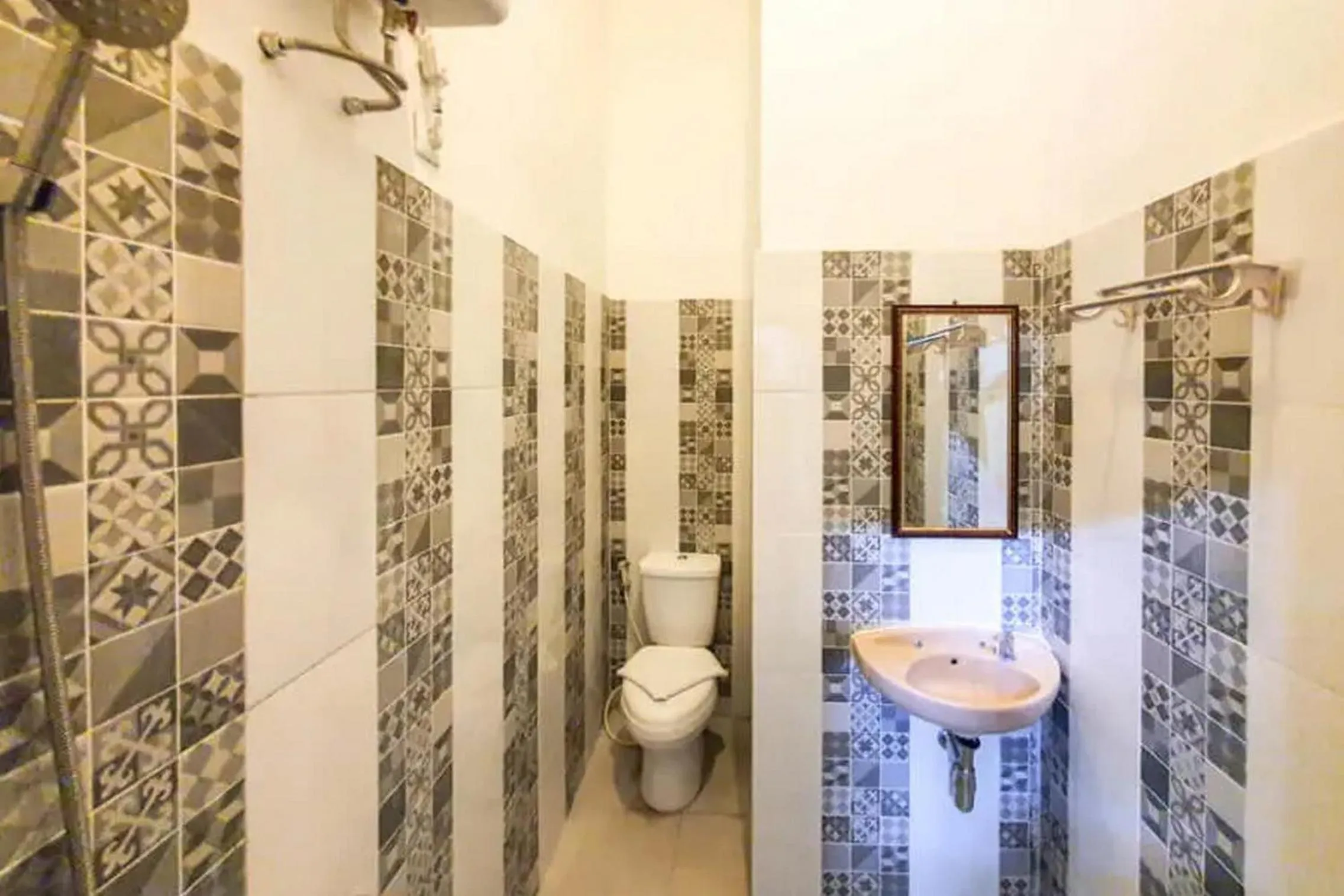 Bathroom in RedDoorz near Stasiun Purwosari