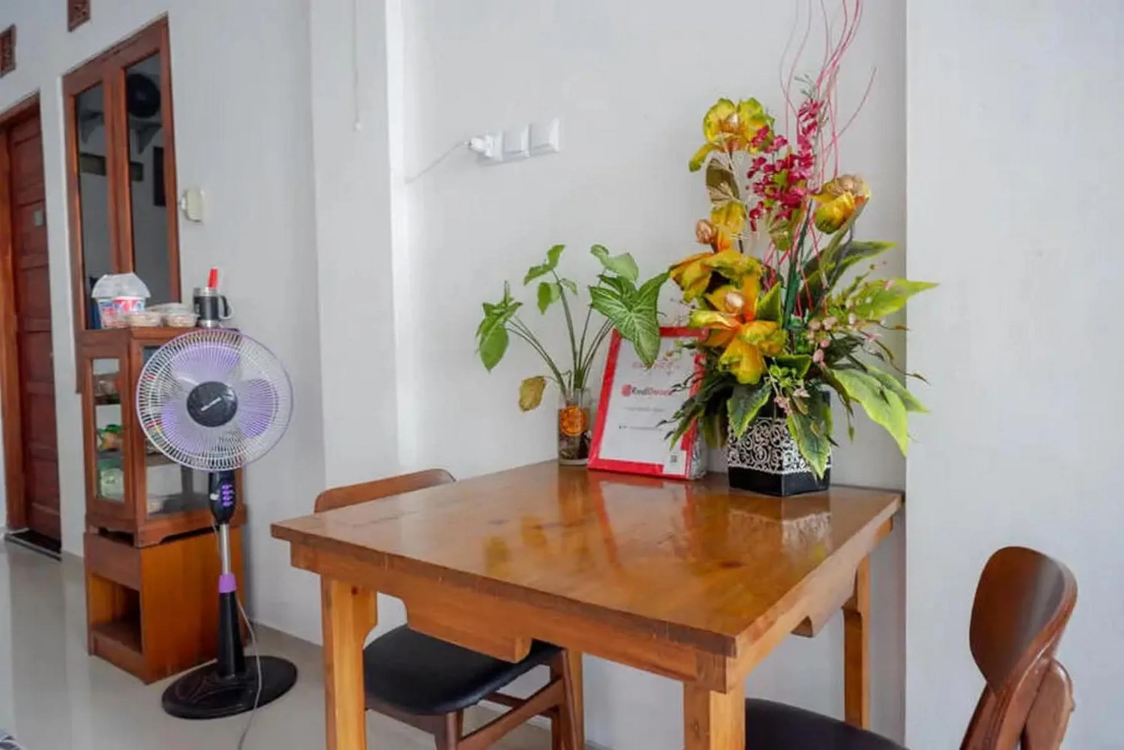 Seating area in RedDoorz near Stasiun Purwosari