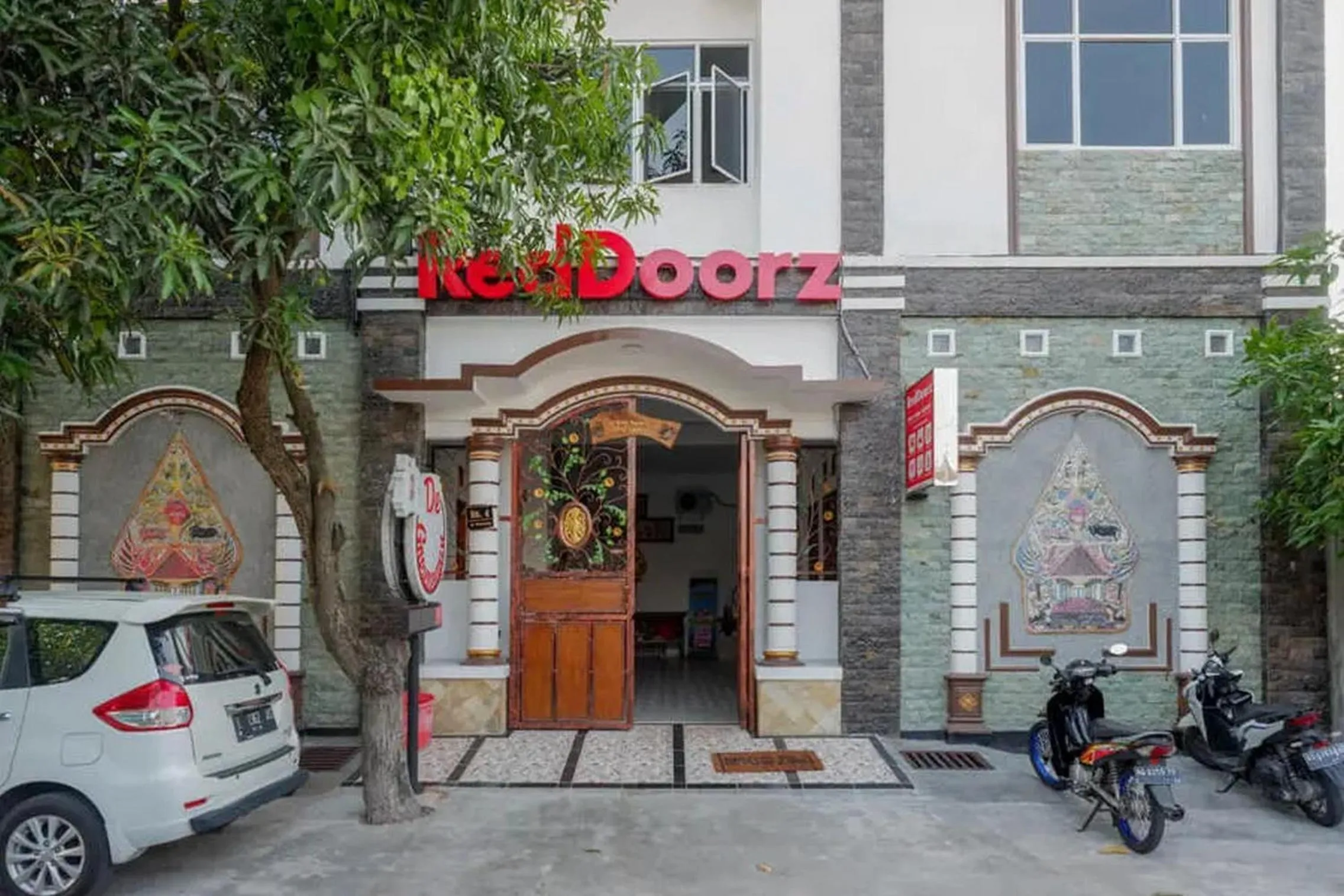 Property building in RedDoorz near Stasiun Purwosari