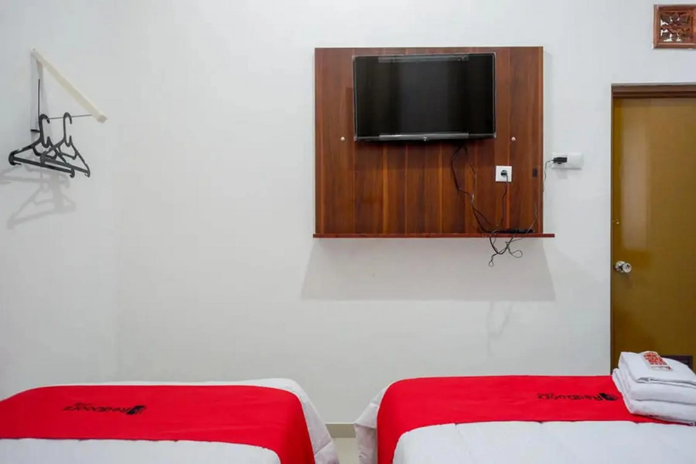 Bedroom, Bed in RedDoorz near Stasiun Purwosari