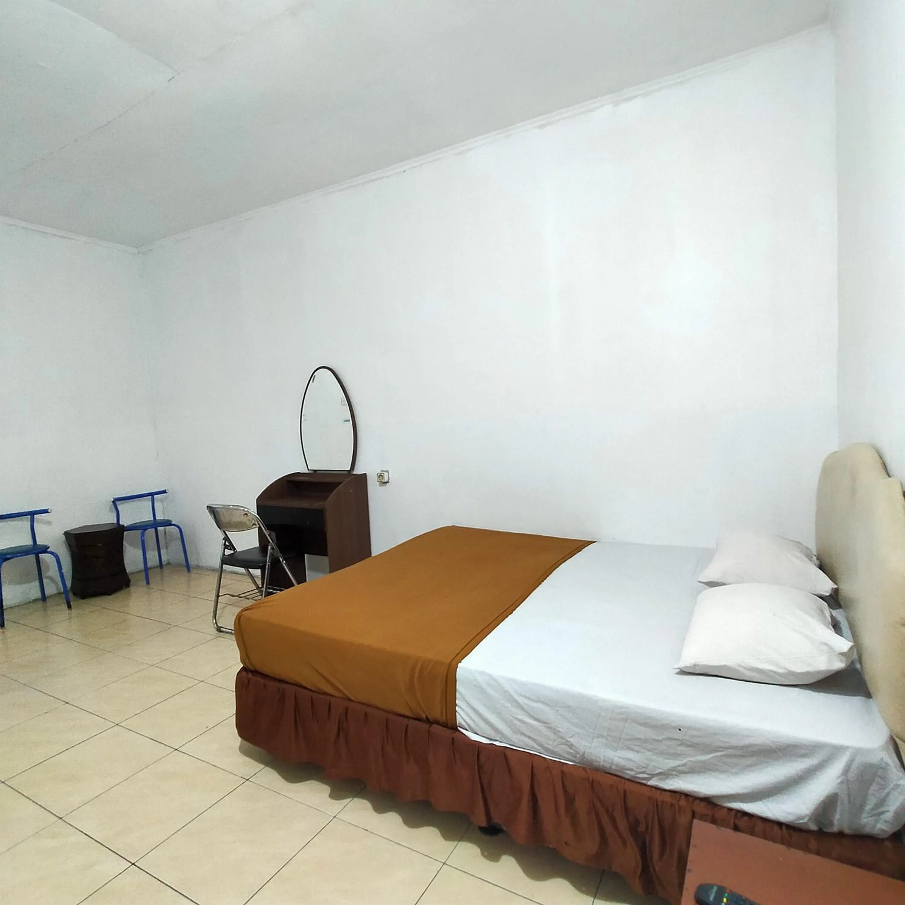Bedroom, Bed in Hotel Nirwana Ternate RedPartner