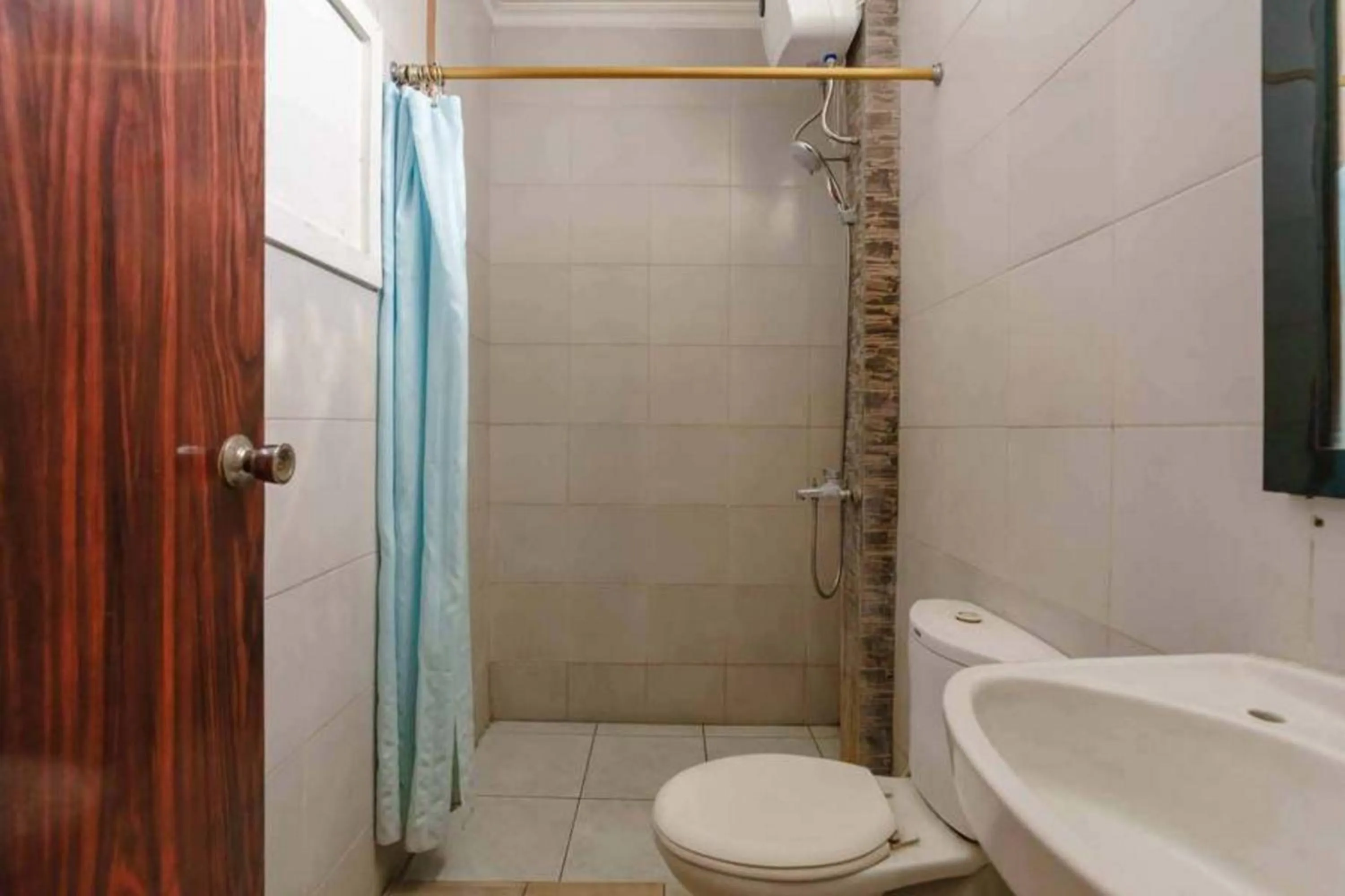 Toilet in RedDoorz at Dwipa Wisata Hotel Lampung