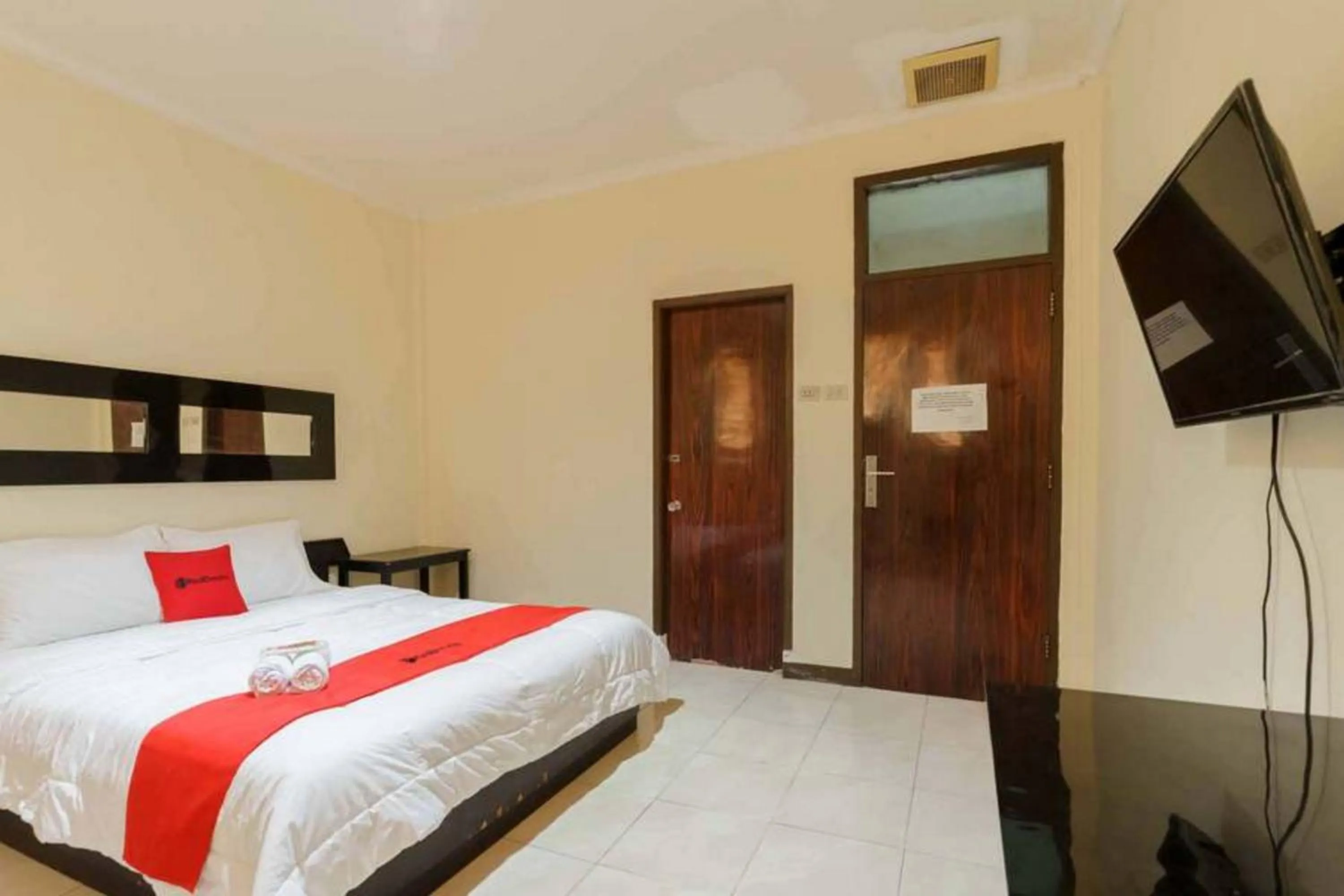 Bedroom, Bed in RedDoorz at Dwipa Wisata Hotel Lampung