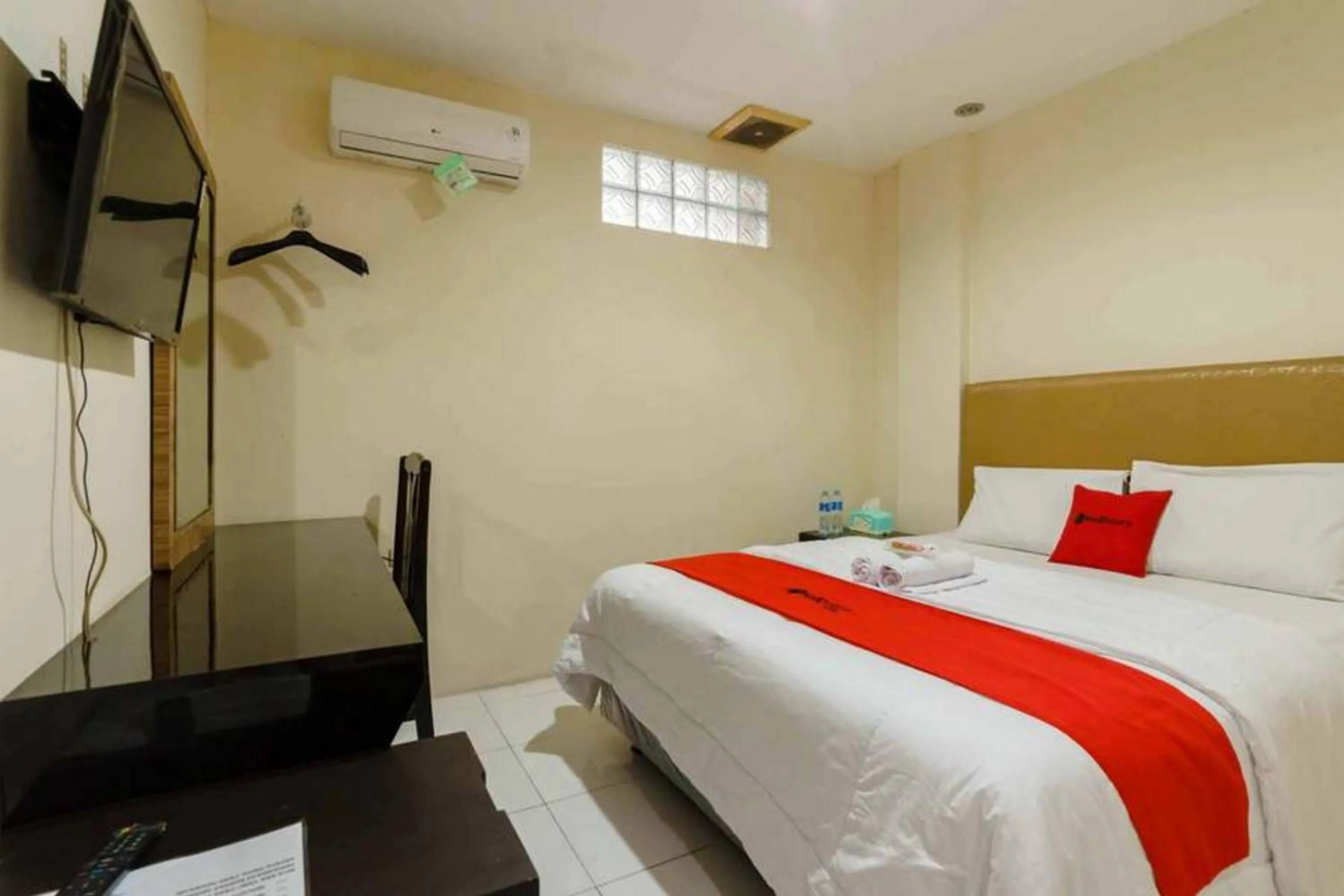Photo of the whole room, Bed in RedDoorz at Dwipa Wisata Hotel Lampung