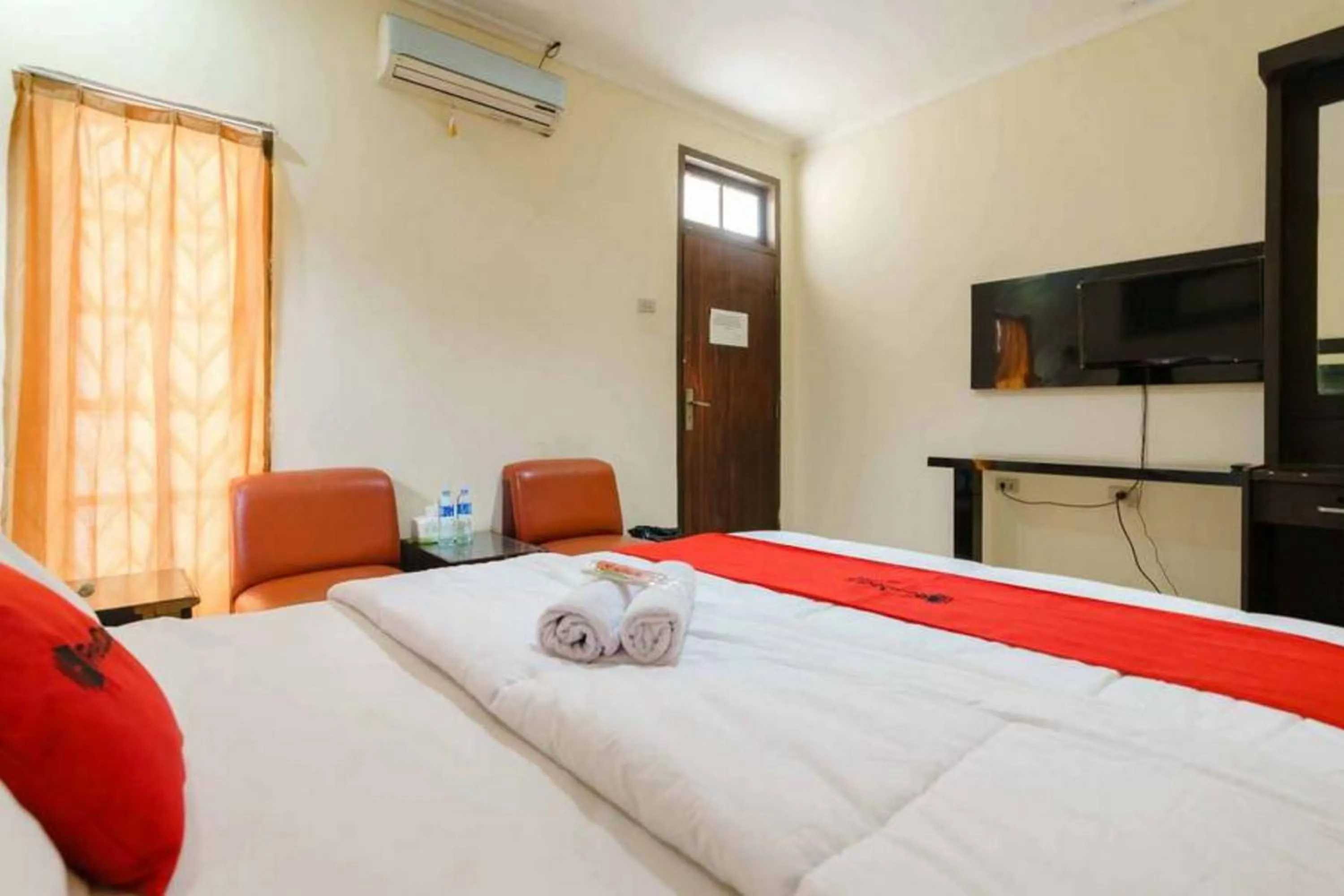 Bedroom, Bed in RedDoorz at Dwipa Wisata Hotel Lampung