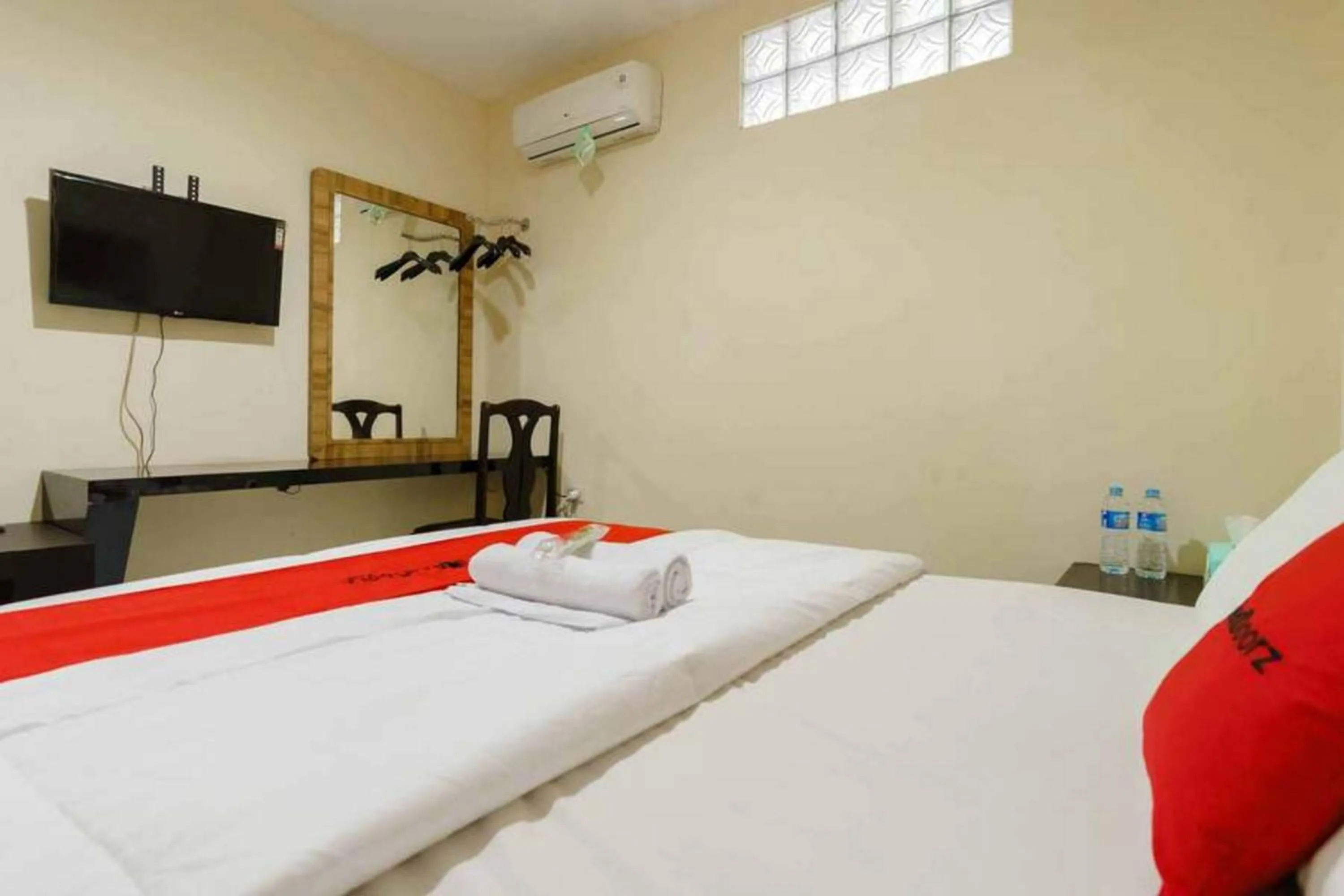 Bedroom, Bed in RedDoorz at Dwipa Wisata Hotel Lampung