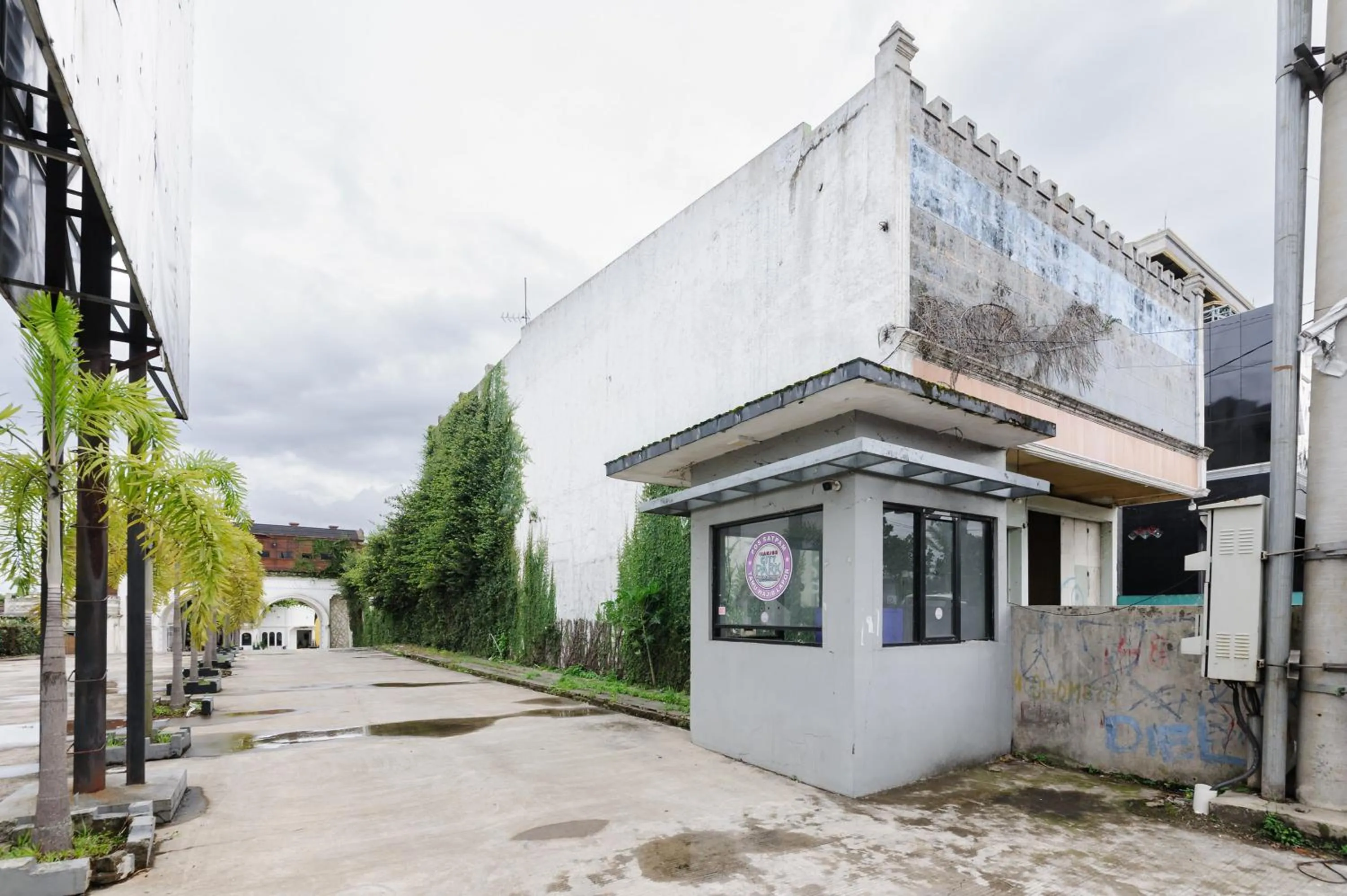 Facade/entrance in Urbanview Hotel Cianjur City Park by RedDoorz