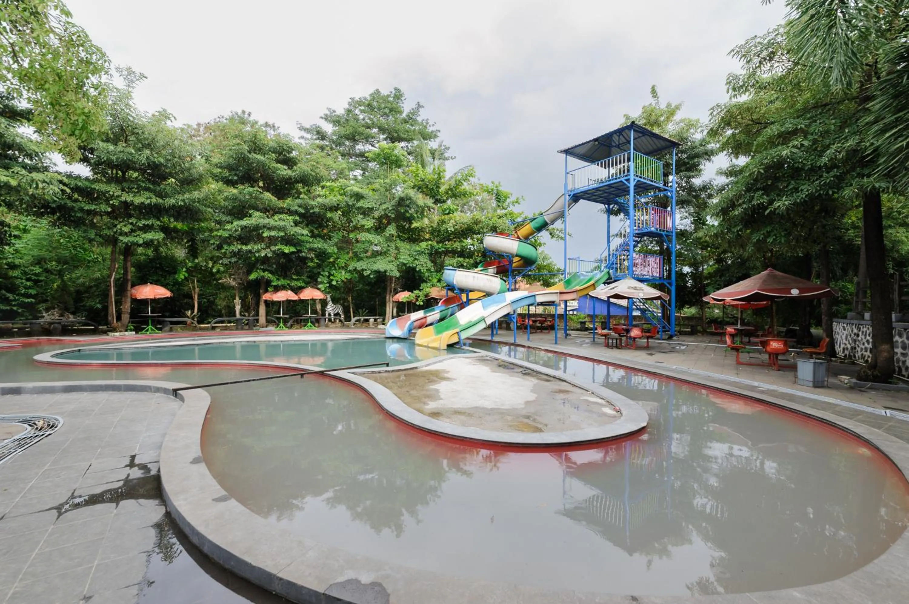 Swimming pool in Urbanview Hotel Cianjur City Park by RedDoorz