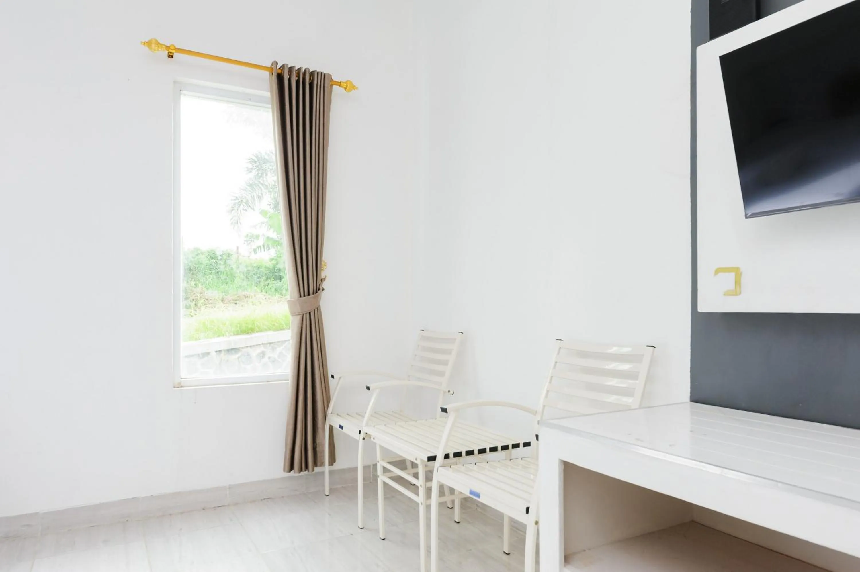 Seating area in Urbanview Hotel Cianjur City Park by RedDoorz