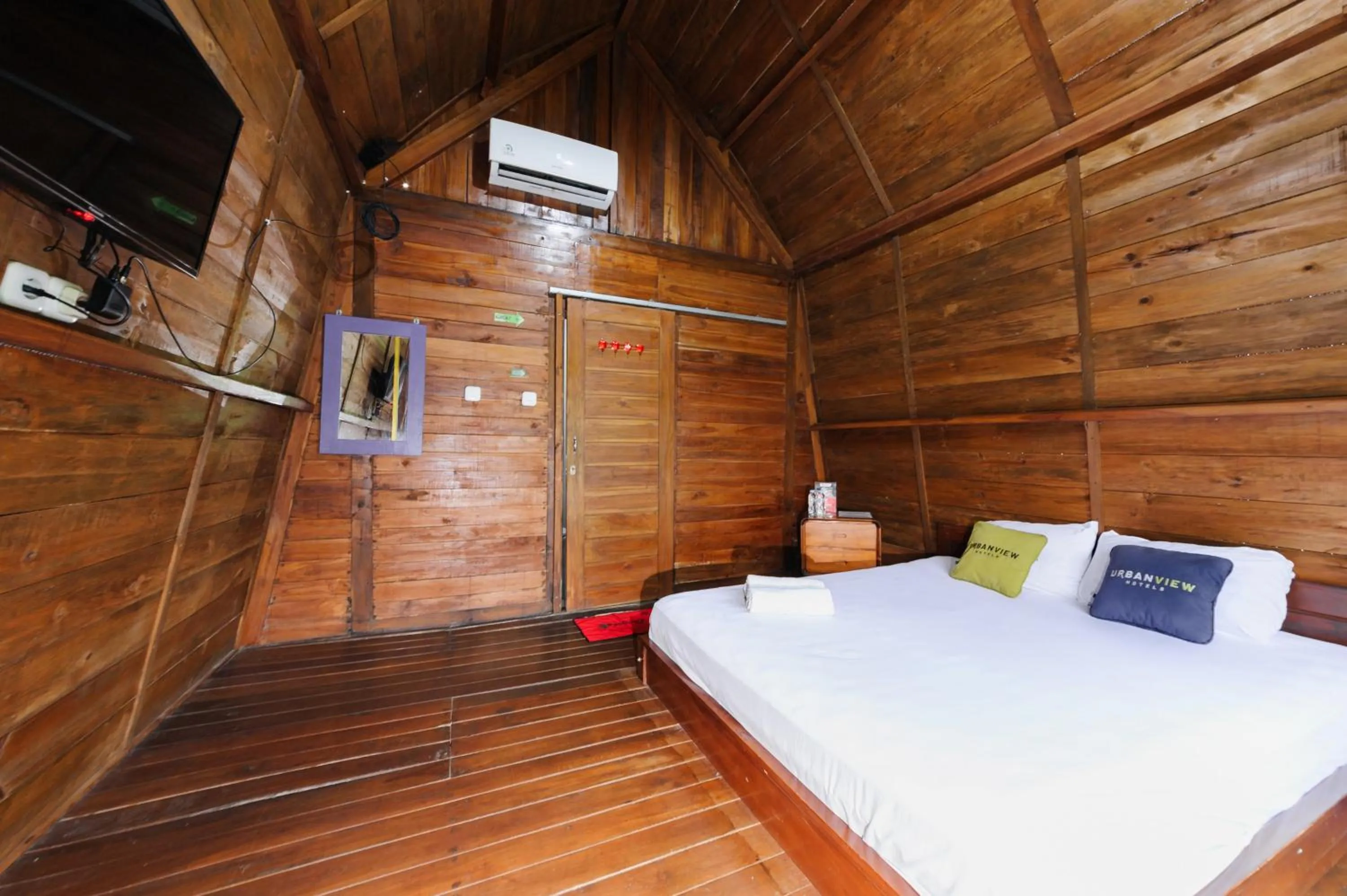 Bedroom, Bed in Urbanview Hotel Cianjur City Park by RedDoorz