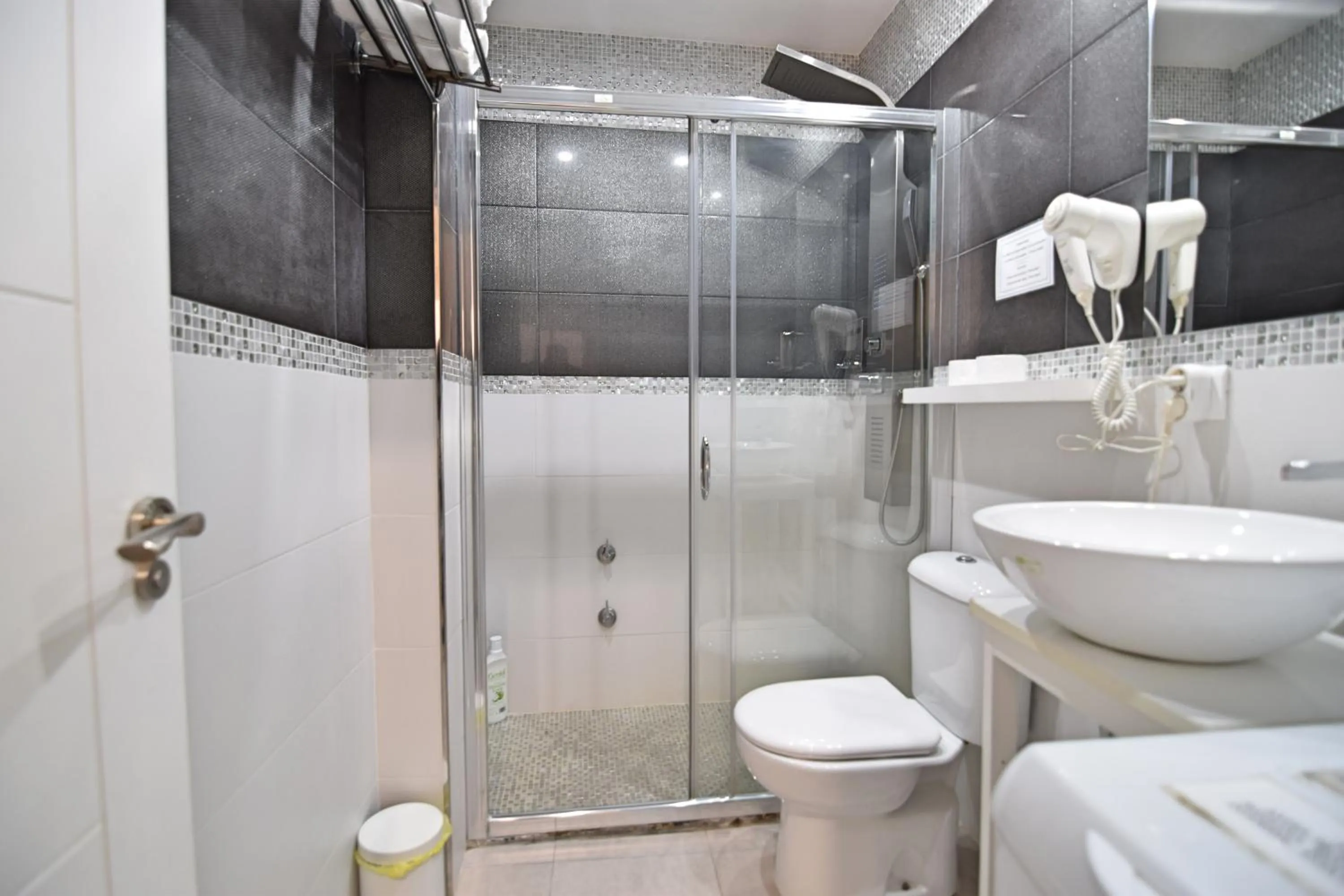 Shower in Apartamentos Marques De La Merced