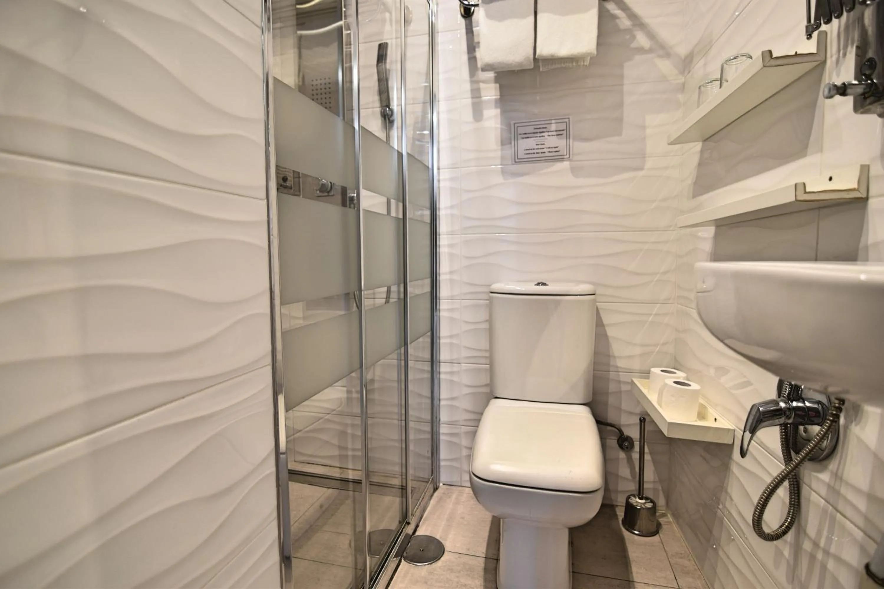 Shower in Apartamentos Marques De La Merced