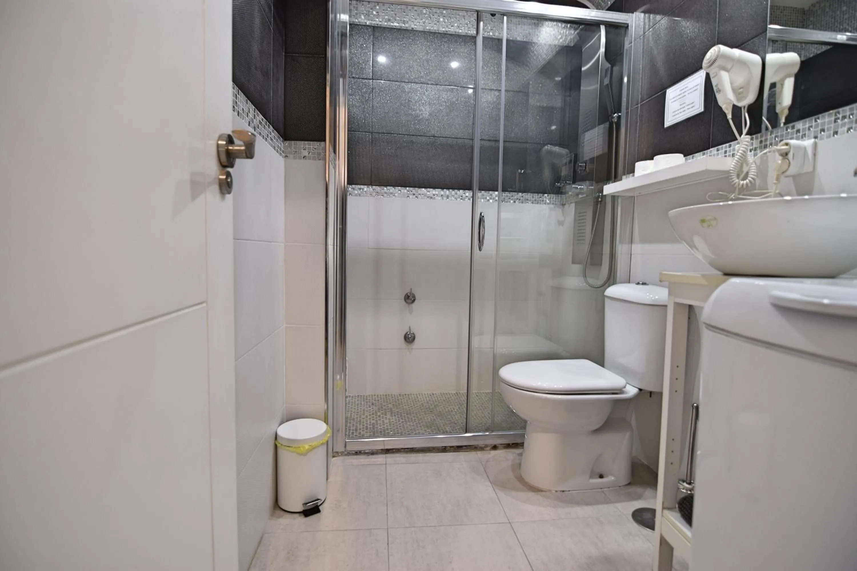 Shower in Apartamentos Marques De La Merced