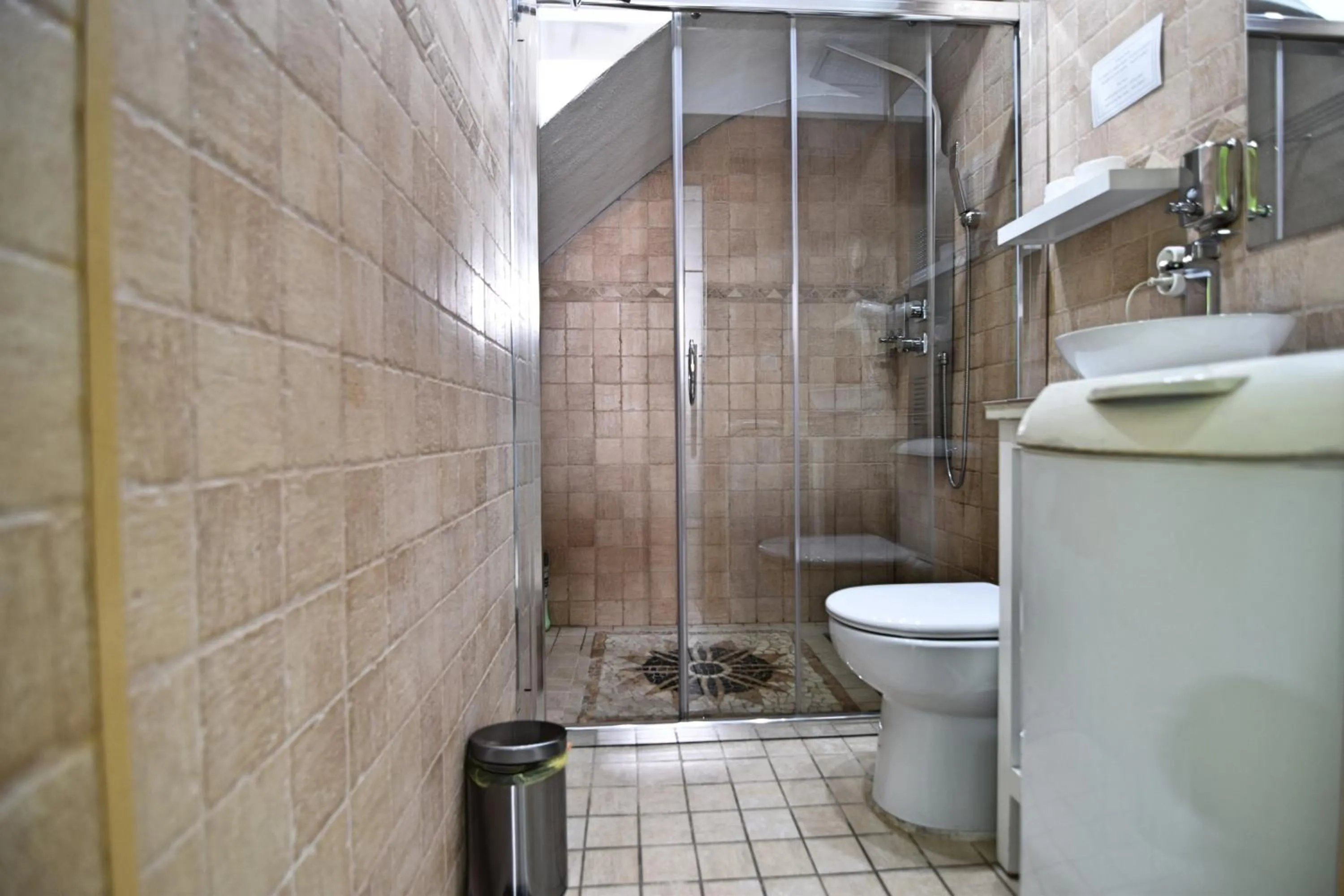 Shower in Apartamentos Marques De La Merced