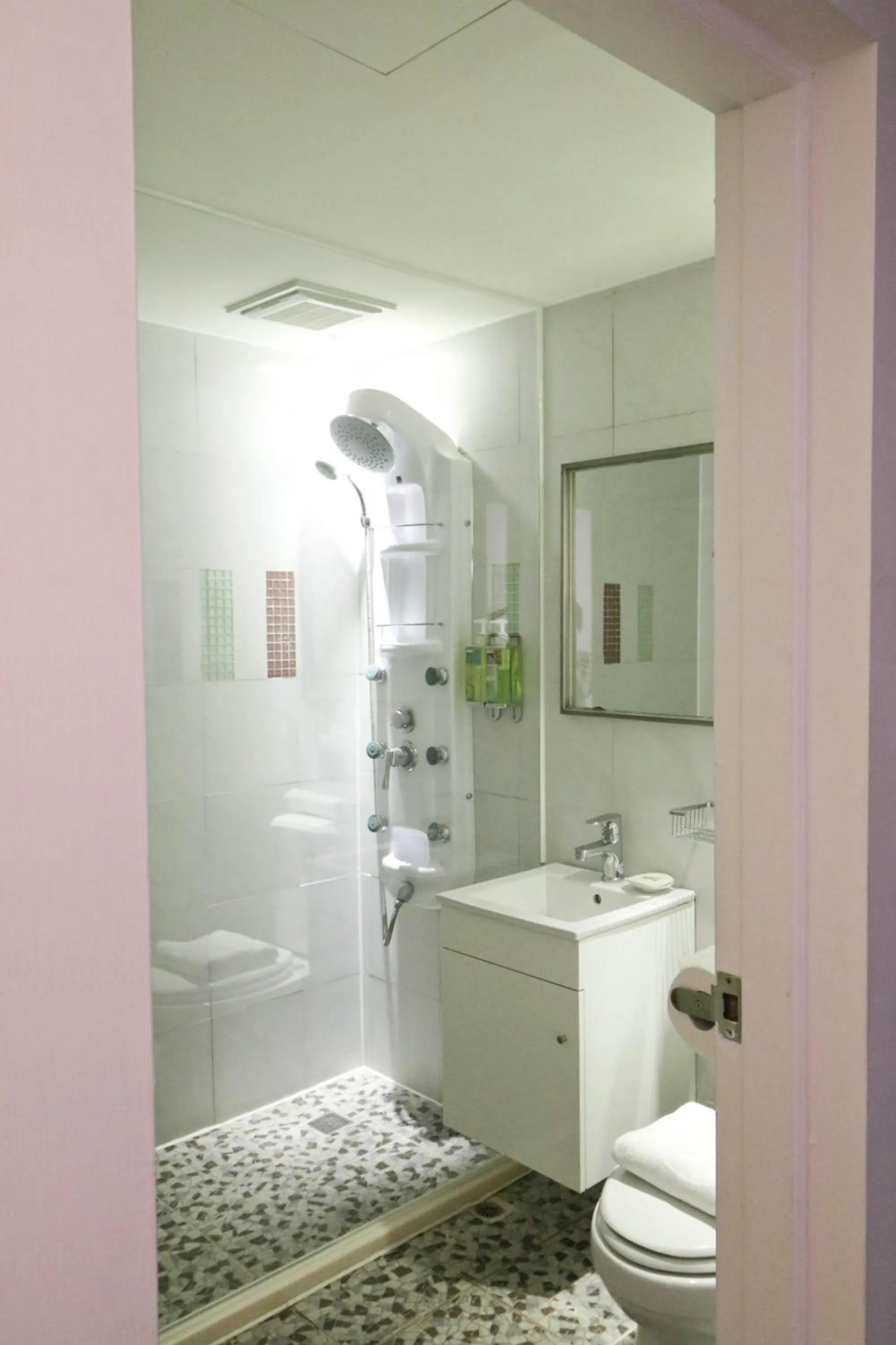 Shower in Meci Hotel